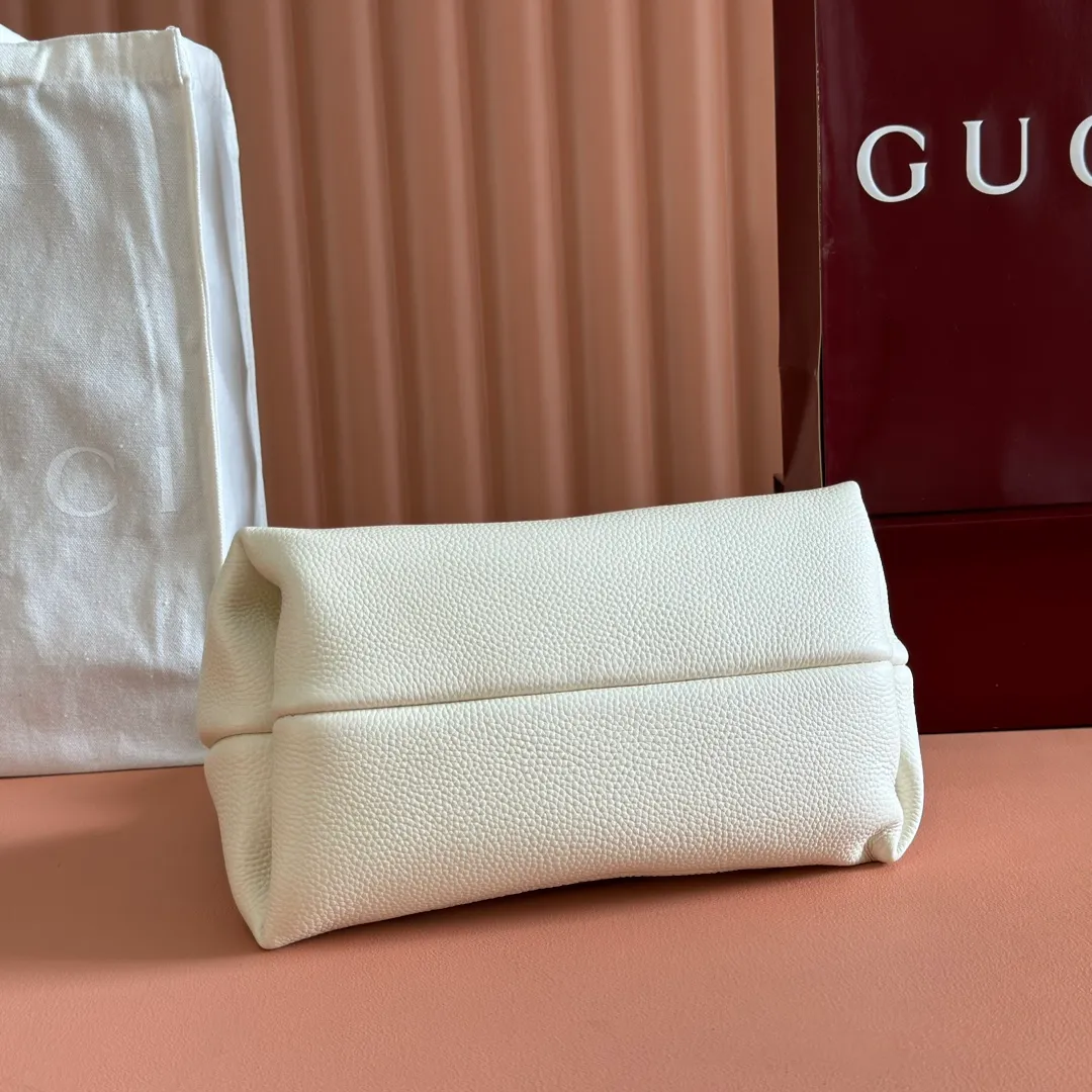 p1320. 💋💋💋【Full set of packaging at the counter】This Gucci Softbit series shoulder bag is ingeniously integrated with the brand's classic equestrian style accessories in the shape of a large half-horse bit. Black grained calf leather Light gold tone hardware Brown microfiber lining Half horsebit closure Holds iPhone Pro Max/Plus, Airpods, long wallet and lipstick Handle height: 15 cm Magnetic closure Model number: 837333. Dimensions: 27.5cm (width) x 21cm (height) x 16cm (depth) Weight: approximately 0.6kg Color: white full leather/original leather. Made in Italy