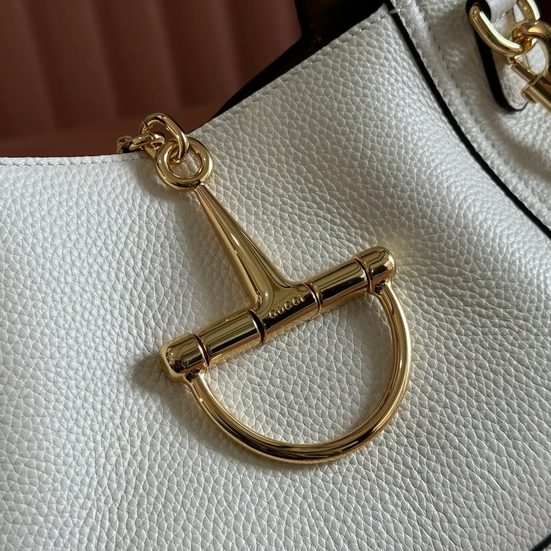 p1320. 💋💋💋【Full set of packaging at the counter】This Gucci Softbit series shoulder bag is ingeniously integrated with the brand's classic equestrian style accessories in the shape of a large half-horse bit. Black grained calf leather Light gold tone hardware Brown microfiber lining Half horsebit closure Holds iPhone Pro Max/Plus, Airpods, long wallet and lipstick Handle height: 15 cm Magnetic closure Model number: 837333. Dimensions: 27.5cm (width) x 21cm (height) x 16cm (depth) Weight: approximately 0.6kg Color: white full leather/original leather. Made in Italy