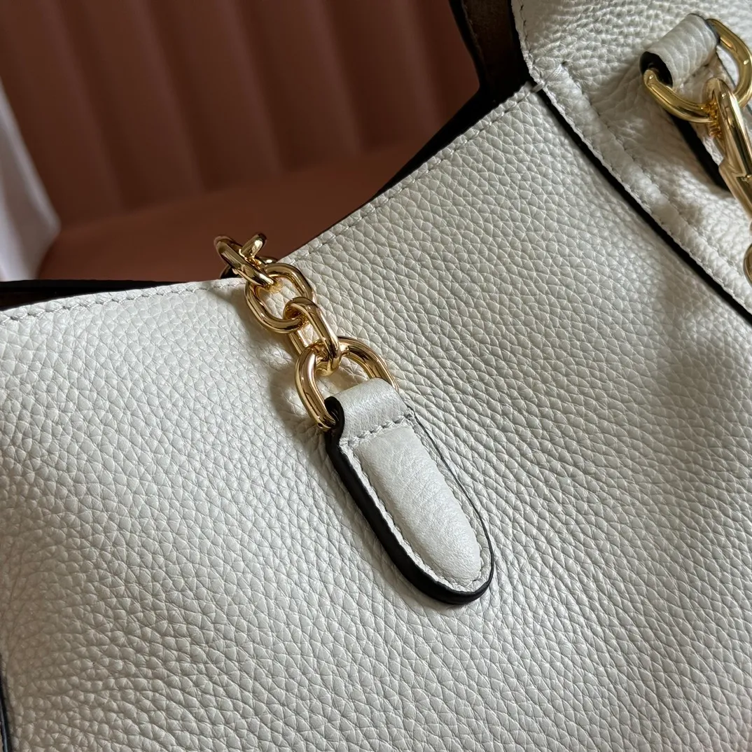 p1320. 💋💋💋【Full set of packaging at the counter】This Gucci Softbit series shoulder bag is ingeniously integrated with the brand's classic equestrian style accessories in the shape of a large half-horse bit. Black grained calf leather Light gold tone hardware Brown microfiber lining Half horsebit closure Holds iPhone Pro Max/Plus, Airpods, long wallet and lipstick Handle height: 15 cm Magnetic closure Model number: 837333. Dimensions: 27.5cm (width) x 21cm (height) x 16cm (depth) Weight: approximately 0.6kg Color: white full leather/original leather. Made in Italy