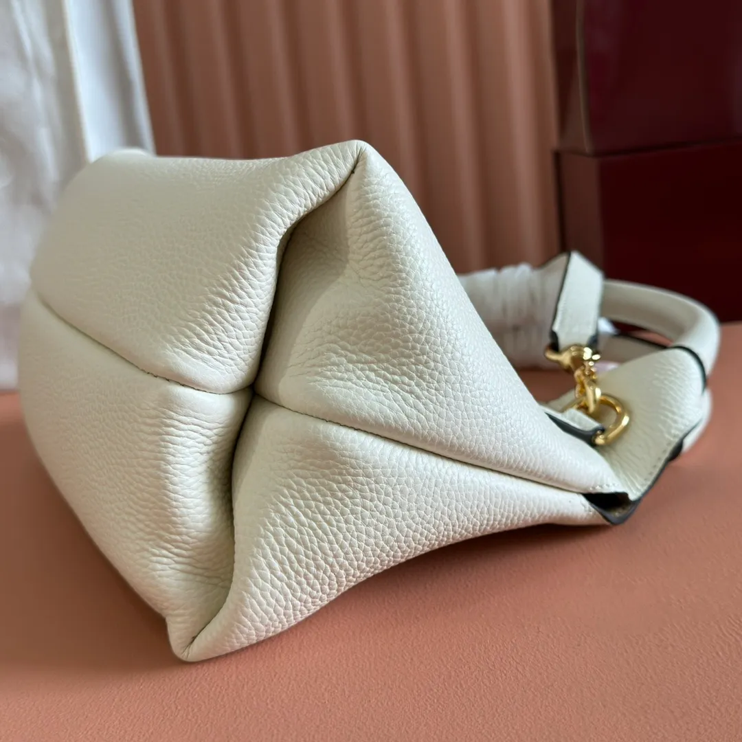 p1320. 💋💋💋【Full set of packaging at the counter】This Gucci Softbit series shoulder bag is ingeniously integrated with the brand's classic equestrian style accessories in the shape of a large half-horse bit. Black grained calf leather Light gold tone hardware Brown microfiber lining Half horsebit closure Holds iPhone Pro Max/Plus, Airpods, long wallet and lipstick Handle height: 15 cm Magnetic closure Model number: 837333. Dimensions: 27.5cm (width) x 21cm (height) x 16cm (depth) Weight: approximately 0.6kg Color: white full leather/original leather. Made in Italy
