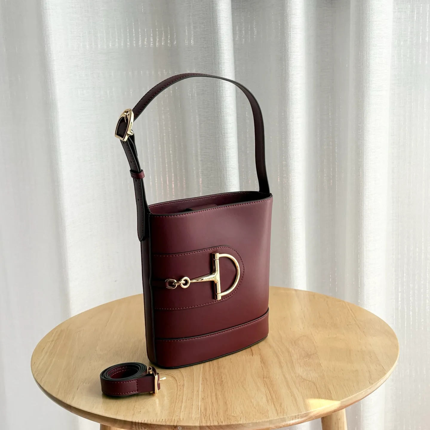 Actual shot #💰300 Style number: 833665 Size: 18.5x20x8.5cm In the 2025 spring and summer series, Gucci 73 series takes creative inspiration from a collection bucket bag launched in the same year as its series name. This bag uses a modern aesthetic to interpret the horsebit-shaped accessories. It can be worn cross-body, on the shoulder, or as a handbag.