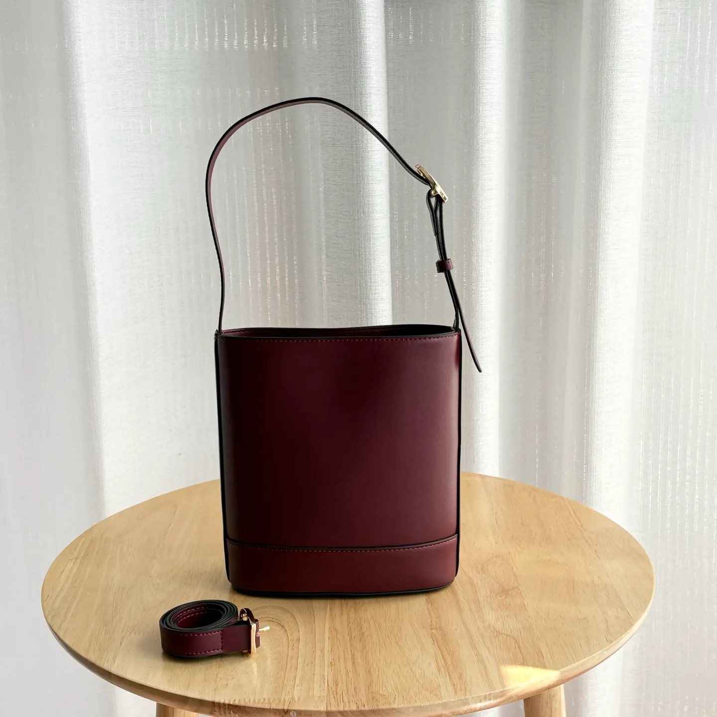 Actual shot #💰300 Style number: 833665 Size: 18.5x20x8.5cm In the 2025 spring and summer series, Gucci 73 series takes creative inspiration from a collection bucket bag launched in the same year as its series name. This bag uses a modern aesthetic to interpret the horsebit-shaped accessories. It can be worn cross-body, on the shoulder, or as a handbag.