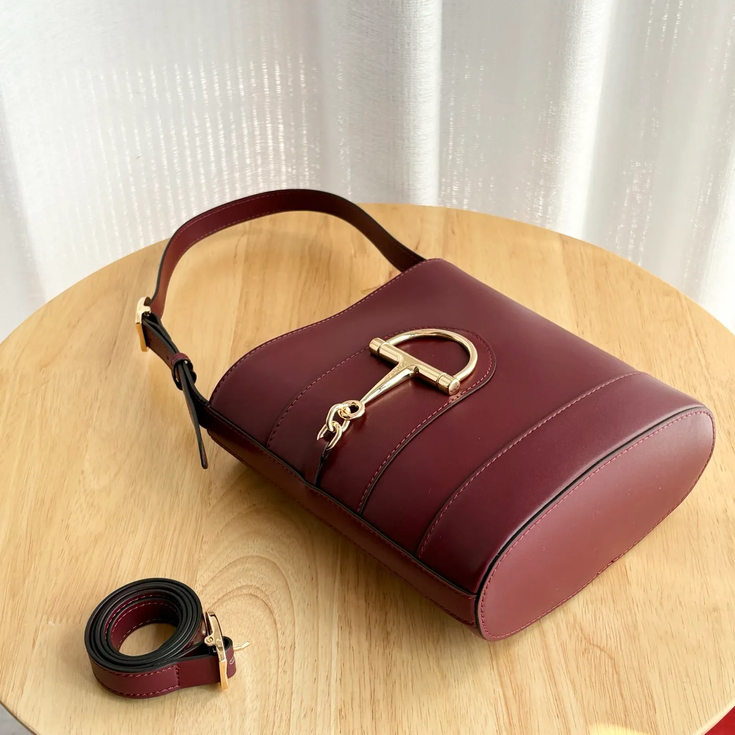 Actual shot #💰300 Style number: 833665 Size: 18.5x20x8.5cm In the 2025 spring and summer series, Gucci 73 series takes creative inspiration from a collection bucket bag launched in the same year as its series name. This bag uses a modern aesthetic to interpret the horsebit-shaped accessories. It can be worn cross-body, on the shoulder, or as a handbag.