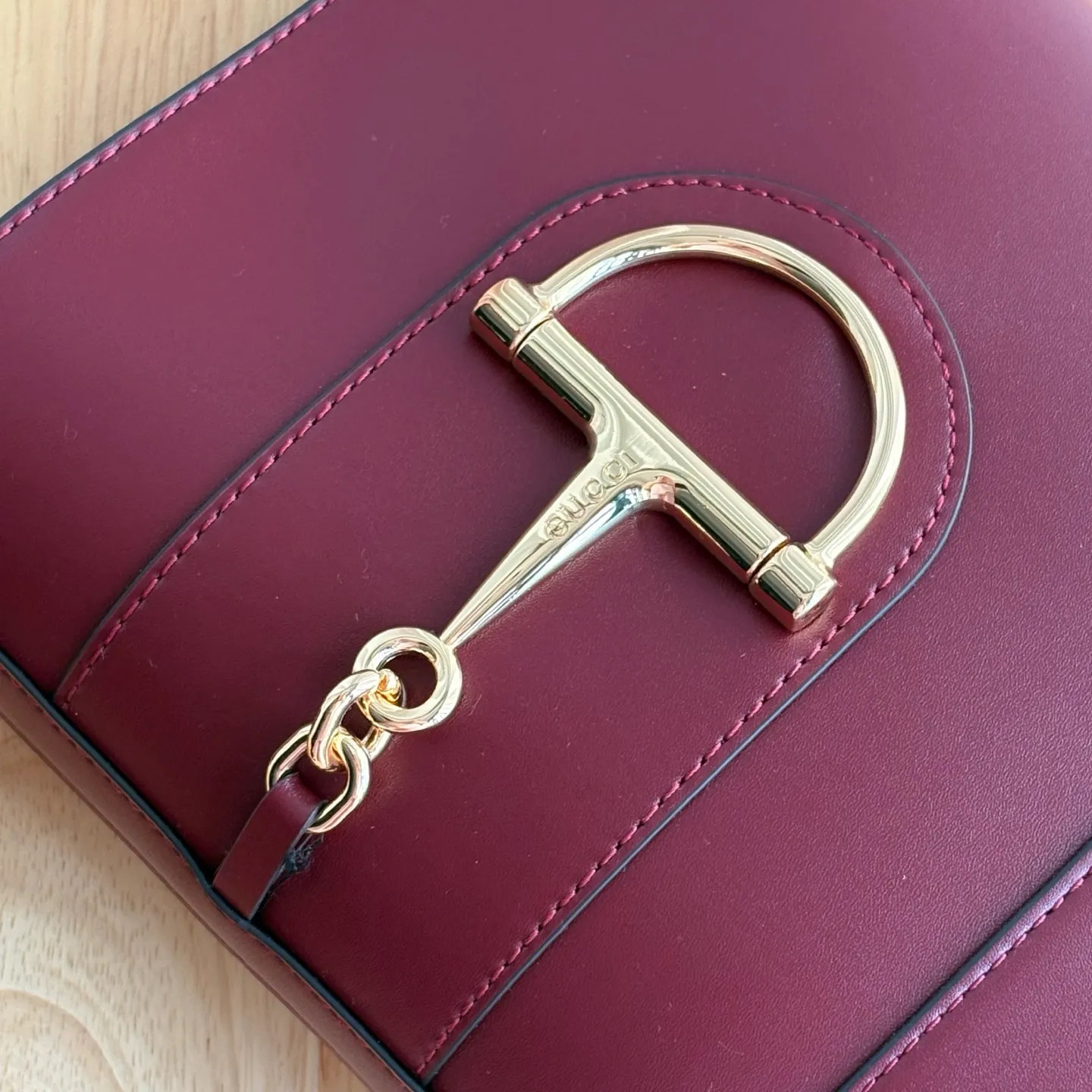 Actual shot #💰300 Style number: 833665 Size: 18.5x20x8.5cm In the 2025 spring and summer series, Gucci 73 series takes creative inspiration from a collection bucket bag launched in the same year as its series name. This bag uses a modern aesthetic to interpret the horsebit-shaped accessories. It can be worn cross-body, on the shoulder, or as a handbag.