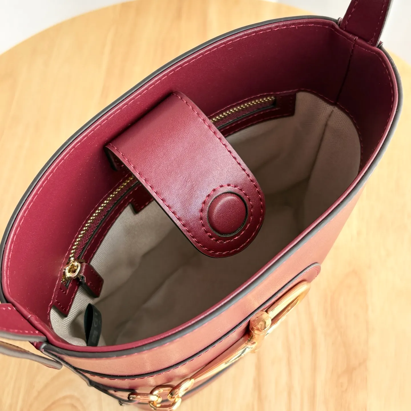Actual shot #💰300 Style number: 833665 Size: 18.5x20x8.5cm In the 2025 spring and summer series, Gucci 73 series takes creative inspiration from a collection bucket bag launched in the same year as its series name. This bag uses a modern aesthetic to interpret the horsebit-shaped accessories. It can be worn cross-body, on the shoulder, or as a handbag.