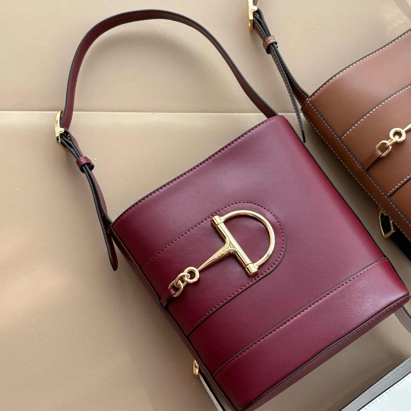 Actual shot #💰300 Style number: 833665 Size: 18.5x20x8.5cm In the 2025 spring and summer series, Gucci 73 series takes creative inspiration from a collection bucket bag launched in the same year as its series name. This bag uses a modern aesthetic to interpret the horsebit-shaped accessories. It can be worn cross-body, on the shoulder, or as a handbag.