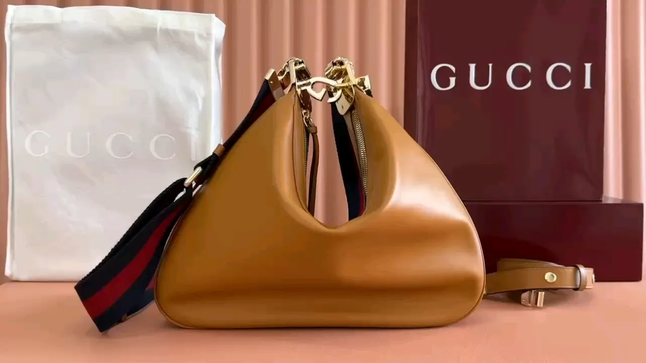 💋💋💋【Original leather accessories🌈(equipped with full counter packaging)🔥🔥702823 Gucci Attache series shoulder bag