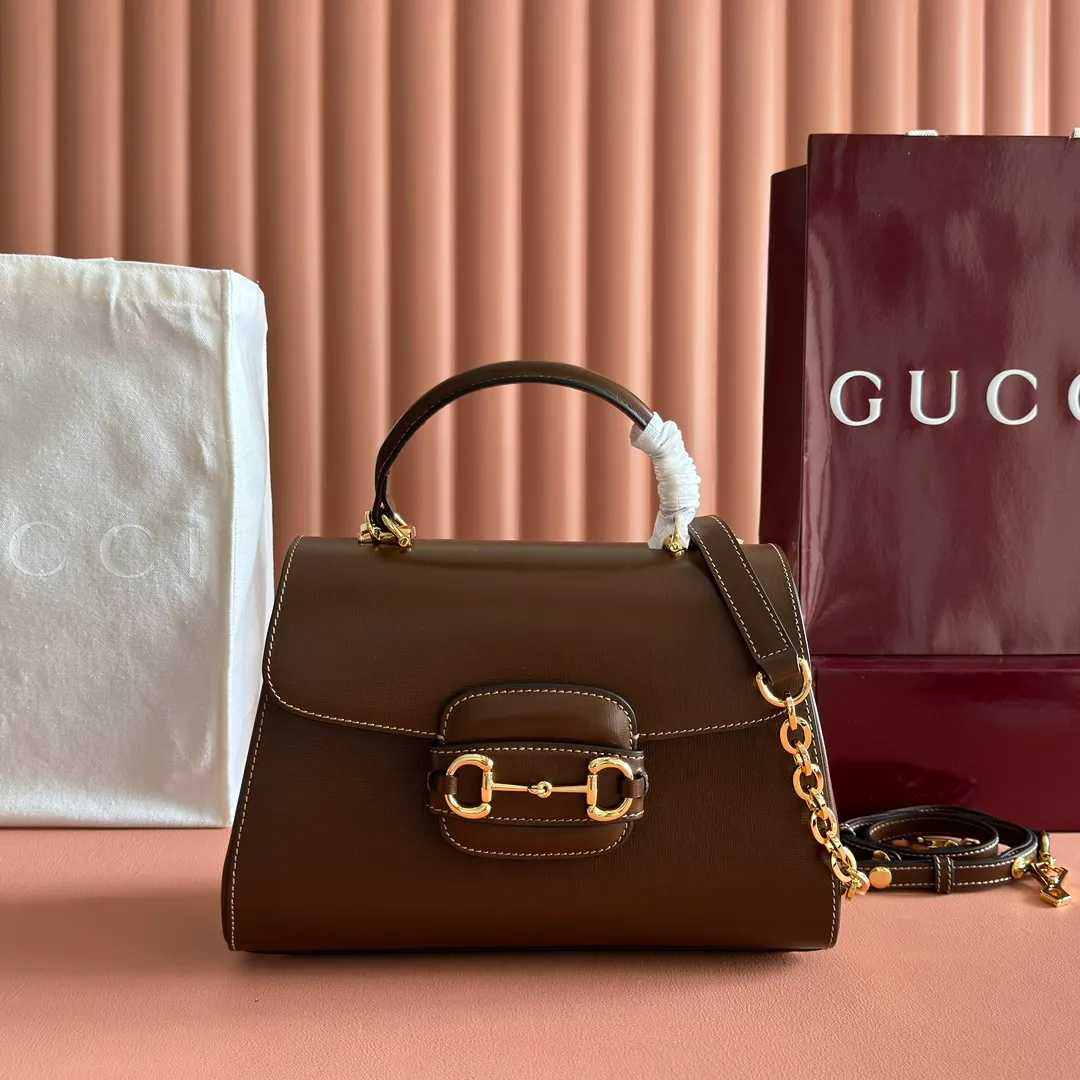 p1620. 📣📣📣【Original leather with 🌈full counter packaging】🔥🔥 Gucci Horsebit 1955 series medium handbag, model number 702049 The Gucci Horsebit 1955 series is presented in beige and ebony GG Supreme canvas. This series draws inspiration from archival designs and carefully combines the classic details of the brand's founding more than sixty years ago with the essence of modern fashion, highlighting the unique charm of the horsebit. This design pattern is inspired by the brand's equestrian origins and consists of two elements: a double ring and a long strip. It has become one of the brand's most recognizable iconic elements. Brown leather piping adds an elegant touch to the design. Hide Details Beige and ebony GG Supreme canvas Brown leather trim Shiny gold-tone hardware Horsebit closure Interior: 2 main compartments and 1 zipped pocket 50cm chain strap and 55cm removable leather shoulder strap Medium dimensions: 29cm (W) x 20cm (H) x 13cm (D)