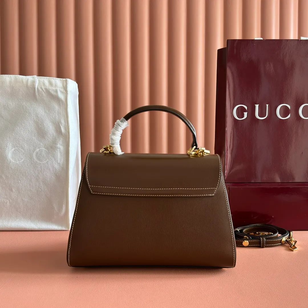 p1620. 📣📣📣【Original leather with 🌈full counter packaging】🔥🔥 Gucci Horsebit 1955 series medium handbag, model number 702049 The Gucci Horsebit 1955 series is presented in beige and ebony GG Supreme canvas. This series draws inspiration from archival designs and carefully combines the classic details of the brand's founding more than sixty years ago with the essence of modern fashion, highlighting the unique charm of the horsebit. This design pattern is inspired by the brand's equestrian origins and consists of two elements: a double ring and a long strip. It has become one of the brand's most recognizable iconic elements. Brown leather piping adds an elegant touch to the design. Hide Details Beige and ebony GG Supreme canvas Brown leather trim Shiny gold-tone hardware Horsebit closure Interior: 2 main compartments and 1 zipped pocket 50cm chain strap and 55cm removable leather shoulder strap Medium dimensions: 29cm (W) x 20cm (H) x 13cm (D)