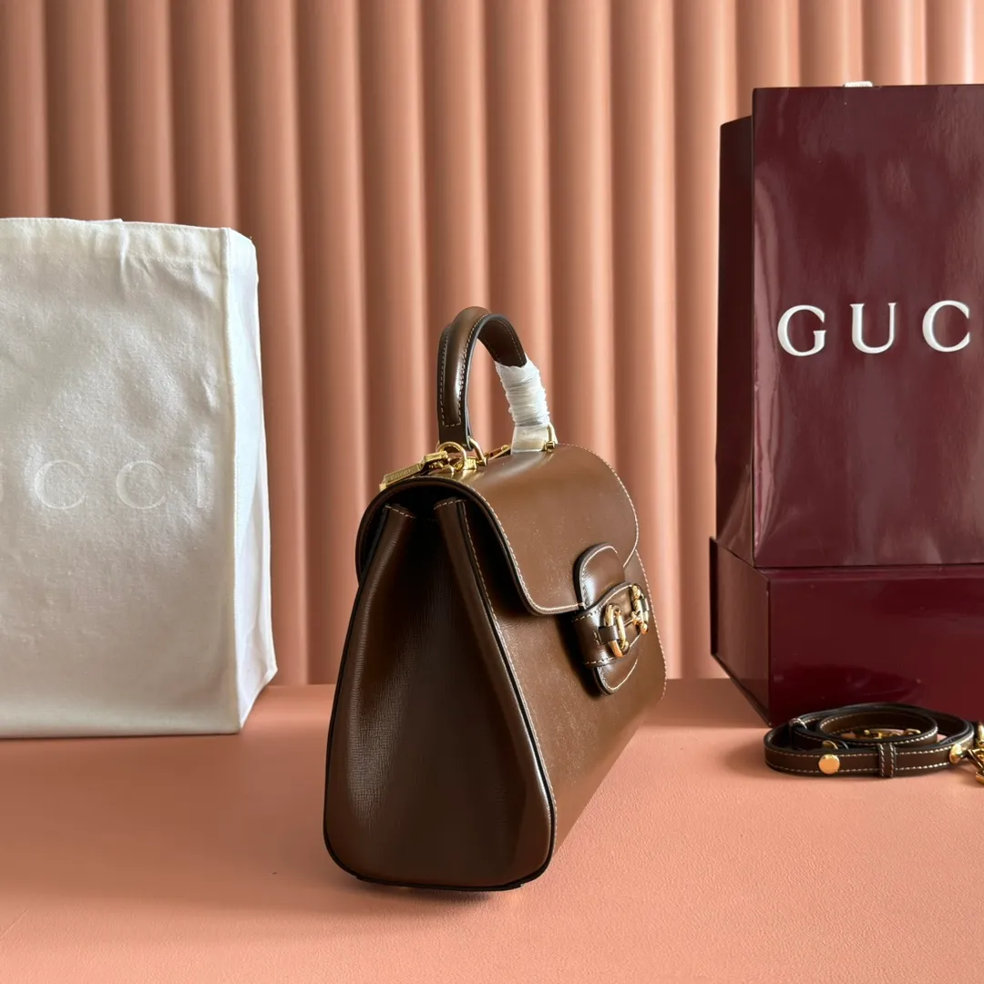p1620. 📣📣📣【Original leather with 🌈full counter packaging】🔥🔥 Gucci Horsebit 1955 series medium handbag, model number 702049 The Gucci Horsebit 1955 series is presented in beige and ebony GG Supreme canvas. This series draws inspiration from archival designs and carefully combines the classic details of the brand's founding more than sixty years ago with the essence of modern fashion, highlighting the unique charm of the horsebit. This design pattern is inspired by the brand's equestrian origins and consists of two elements: a double ring and a long strip. It has become one of the brand's most recognizable iconic elements. Brown leather piping adds an elegant touch to the design. Hide Details Beige and ebony GG Supreme canvas Brown leather trim Shiny gold-tone hardware Horsebit closure Interior: 2 main compartments and 1 zipped pocket 50cm chain strap and 55cm removable leather shoulder strap Medium dimensions: 29cm (W) x 20cm (H) x 13cm (D)
