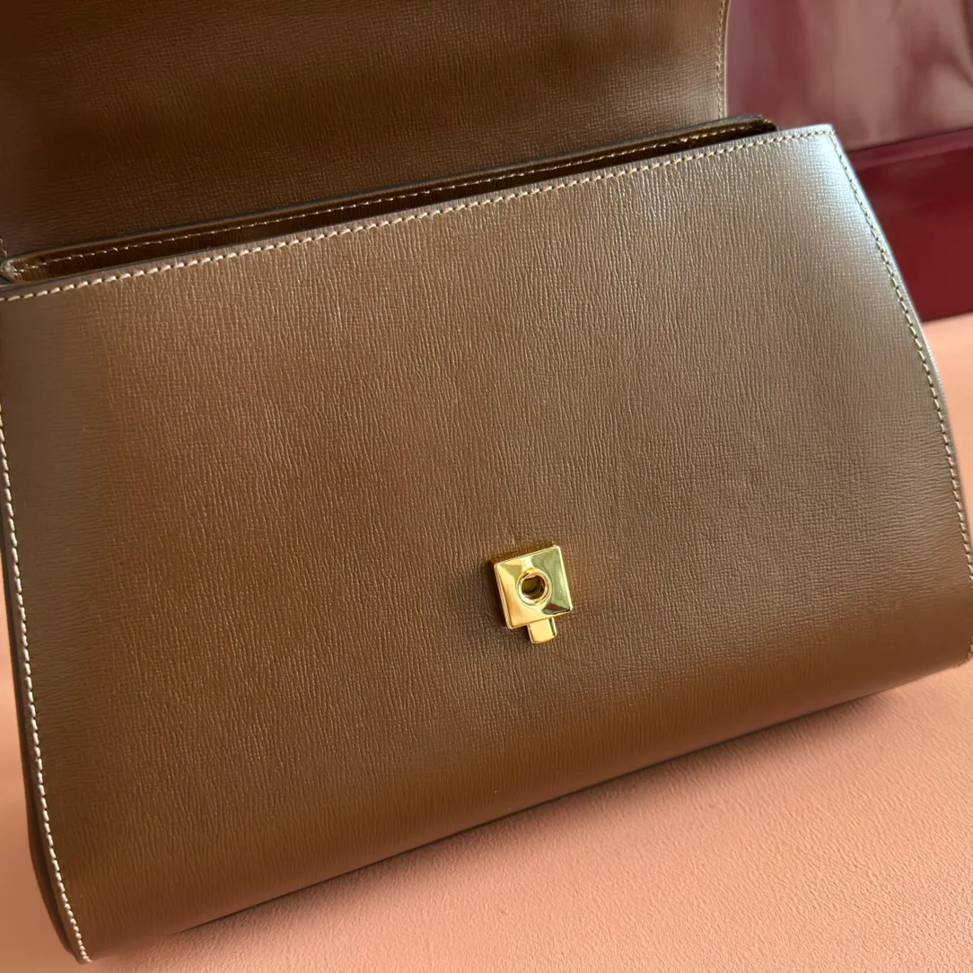 p1620. 📣📣📣【Original leather with 🌈full counter packaging】🔥🔥 Gucci Horsebit 1955 series medium handbag, model number 702049 The Gucci Horsebit 1955 series is presented in beige and ebony GG Supreme canvas. This series draws inspiration from archival designs and carefully combines the classic details of the brand's founding more than sixty years ago with the essence of modern fashion, highlighting the unique charm of the horsebit. This design pattern is inspired by the brand's equestrian origins and consists of two elements: a double ring and a long strip. It has become one of the brand's most recognizable iconic elements. Brown leather piping adds an elegant touch to the design. Hide Details Beige and ebony GG Supreme canvas Brown leather trim Shiny gold-tone hardware Horsebit closure Interior: 2 main compartments and 1 zipped pocket 50cm chain strap and 55cm removable leather shoulder strap Medium dimensions: 29cm (W) x 20cm (H) x 13cm (D)