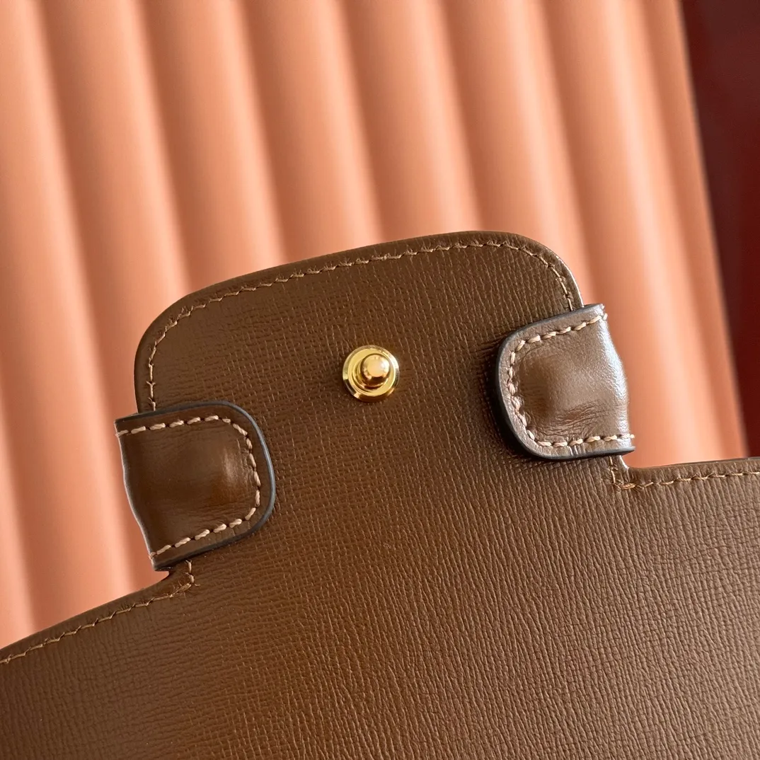 p1620. 📣📣📣【Original leather with 🌈full counter packaging】🔥🔥 Gucci Horsebit 1955 series medium handbag, model number 702049 The Gucci Horsebit 1955 series is presented in beige and ebony GG Supreme canvas. This series draws inspiration from archival designs and carefully combines the classic details of the brand's founding more than sixty years ago with the essence of modern fashion, highlighting the unique charm of the horsebit. This design pattern is inspired by the brand's equestrian origins and consists of two elements: a double ring and a long strip. It has become one of the brand's most recognizable iconic elements. Brown leather piping adds an elegant touch to the design. Hide Details Beige and ebony GG Supreme canvas Brown leather trim Shiny gold-tone hardware Horsebit closure Interior: 2 main compartments and 1 zipped pocket 50cm chain strap and 55cm removable leather shoulder strap Medium dimensions: 29cm (W) x 20cm (H) x 13cm (D)