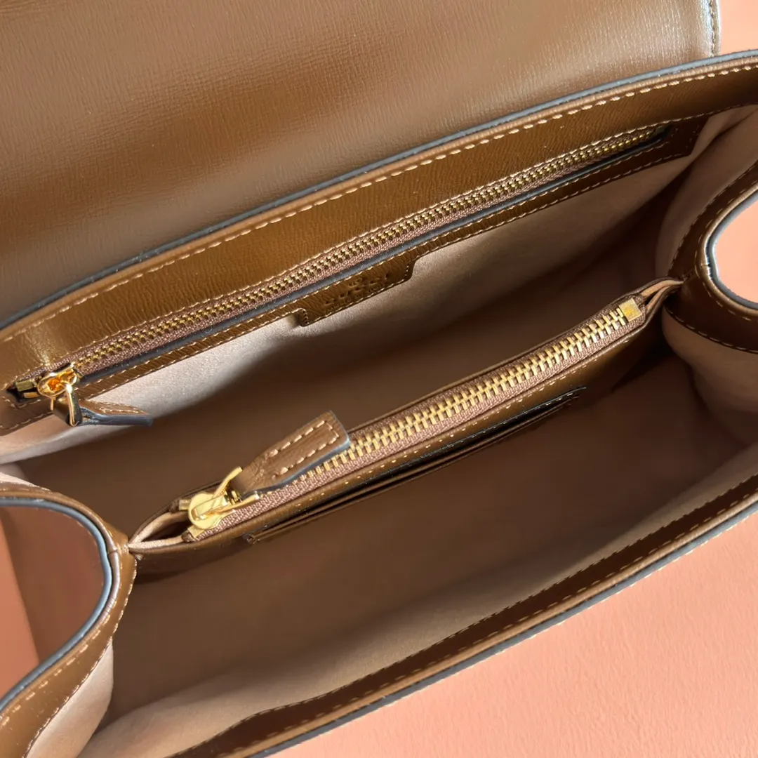 p1620. 📣📣📣【Original leather with 🌈full counter packaging】🔥🔥 Gucci Horsebit 1955 series medium handbag, model number 702049 The Gucci Horsebit 1955 series is presented in beige and ebony GG Supreme canvas. This series draws inspiration from archival designs and carefully combines the classic details of the brand's founding more than sixty years ago with the essence of modern fashion, highlighting the unique charm of the horsebit. This design pattern is inspired by the brand's equestrian origins and consists of two elements: a double ring and a long strip. It has become one of the brand's most recognizable iconic elements. Brown leather piping adds an elegant touch to the design. Hide Details Beige and ebony GG Supreme canvas Brown leather trim Shiny gold-tone hardware Horsebit closure Interior: 2 main compartments and 1 zipped pocket 50cm chain strap and 55cm removable leather shoulder strap Medium dimensions: 29cm (W) x 20cm (H) x 13cm (D)