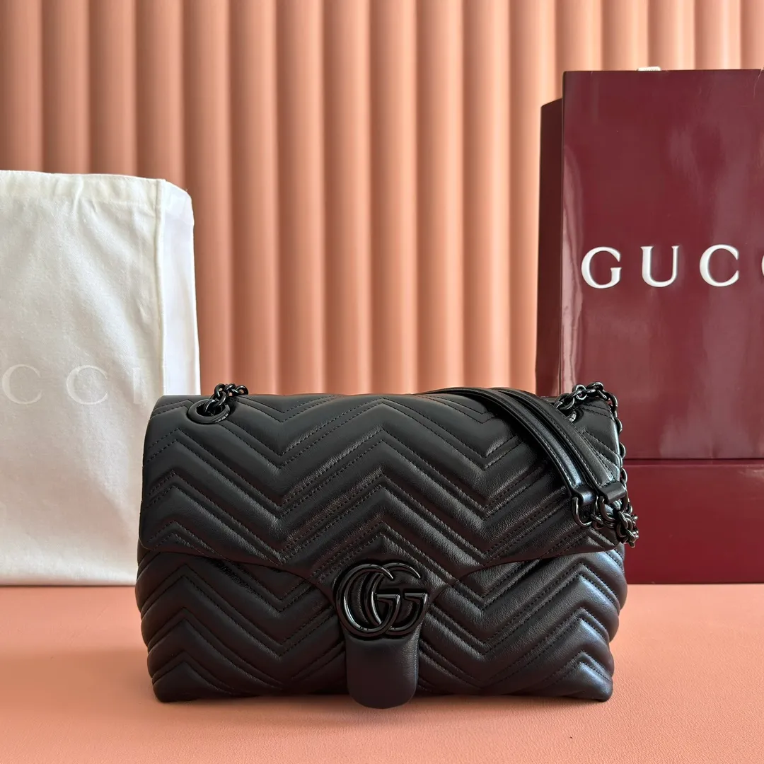 p1640💋💋💋【With full set of original counter packaging】💕2025 autumn and winter series, the brand's iconic GG Marmont series is ingeniously integrated with classic double G elements and faceted chain straps, creating a soft yet stiff silhouette design. This piece is crafted from soft, lightweight quilted V-shaped calfskin leather and features tonal enamel hardware and chain. Black soft lightweight quilted V-shaped calfskin leather. Tonal enamel hardware and chain. Black rayon lining. Double G. Interior: Zip pocket. Exterior: Back pocket. Sliding chain shoulder strap: Height: 28cm – 51cm. Magnetic closure. Ident.: 850676. Dimensions: 31cm (width) x 17cm (height) x 8cm (depth) Weight: approx. 0.5kg Color: black/soft leather. Made in Italy
