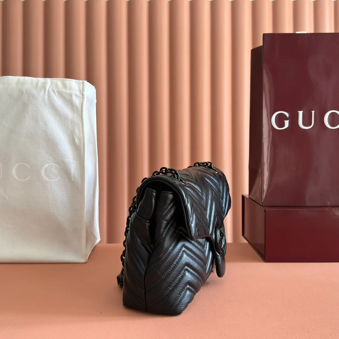 p1640💋💋💋【With full set of original counter packaging】💕2025 autumn and winter series, the brand's iconic GG Marmont series is ingeniously integrated with classic double G elements and faceted chain straps, creating a soft yet stiff silhouette design. This piece is crafted from soft, lightweight quilted V-shaped calfskin leather and features tonal enamel hardware and chain. Black soft lightweight quilted V-shaped calfskin leather. Tonal enamel hardware and chain. Black rayon lining. Double G. Interior: Zip pocket. Exterior: Back pocket. Sliding chain shoulder strap: Height: 28cm – 51cm. Magnetic closure. Ident.: 850676. Dimensions: 31cm (width) x 17cm (height) x 8cm (depth) Weight: approx. 0.5kg Color: black/soft leather. Made in Italy