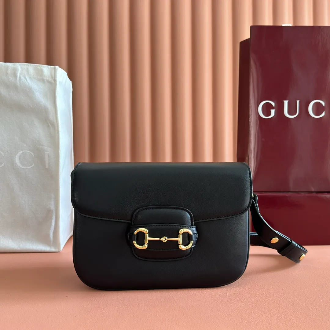 p1580. 💋💋💋【With full set of original counter packaging】2025 autumn and winter series, this shoulder bag reproduces the brand's equestrian style design, integrating light golden tone details and smooth soft leather, with double rings and long accessories, adding to the Gucci Horsebit 1955 series. White soft leather Gold-tone hardware White leather lining Horsebit closure Interior: One open pocket Triple-stitched compartments Adjustable shoulder strap Height: 28cm – 50cm; Length: 71cm – 114cm Model number: 847063. Dimensions: 26cm (width) x 17.5cm (height) x 10cm (depth) Weight: approx. 0.85kg Color: Black soft leather. Made in Italy
