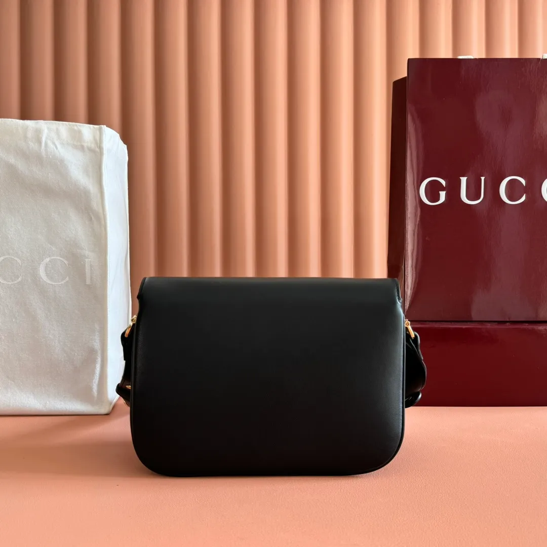 p1580. 💋💋💋【With full set of original counter packaging】2025 autumn and winter series, this shoulder bag reproduces the brand's equestrian style design, integrating light golden tone details and smooth soft leather, with double rings and long accessories, adding to the Gucci Horsebit 1955 series. White soft leather Gold-tone hardware White leather lining Horsebit closure Interior: One open pocket Triple-stitched compartments Adjustable shoulder strap Height: 28cm – 50cm; Length: 71cm – 114cm Model number: 847063. Dimensions: 26cm (width) x 17.5cm (height) x 10cm (depth) Weight: approx. 0.85kg Color: Black soft leather. Made in Italy