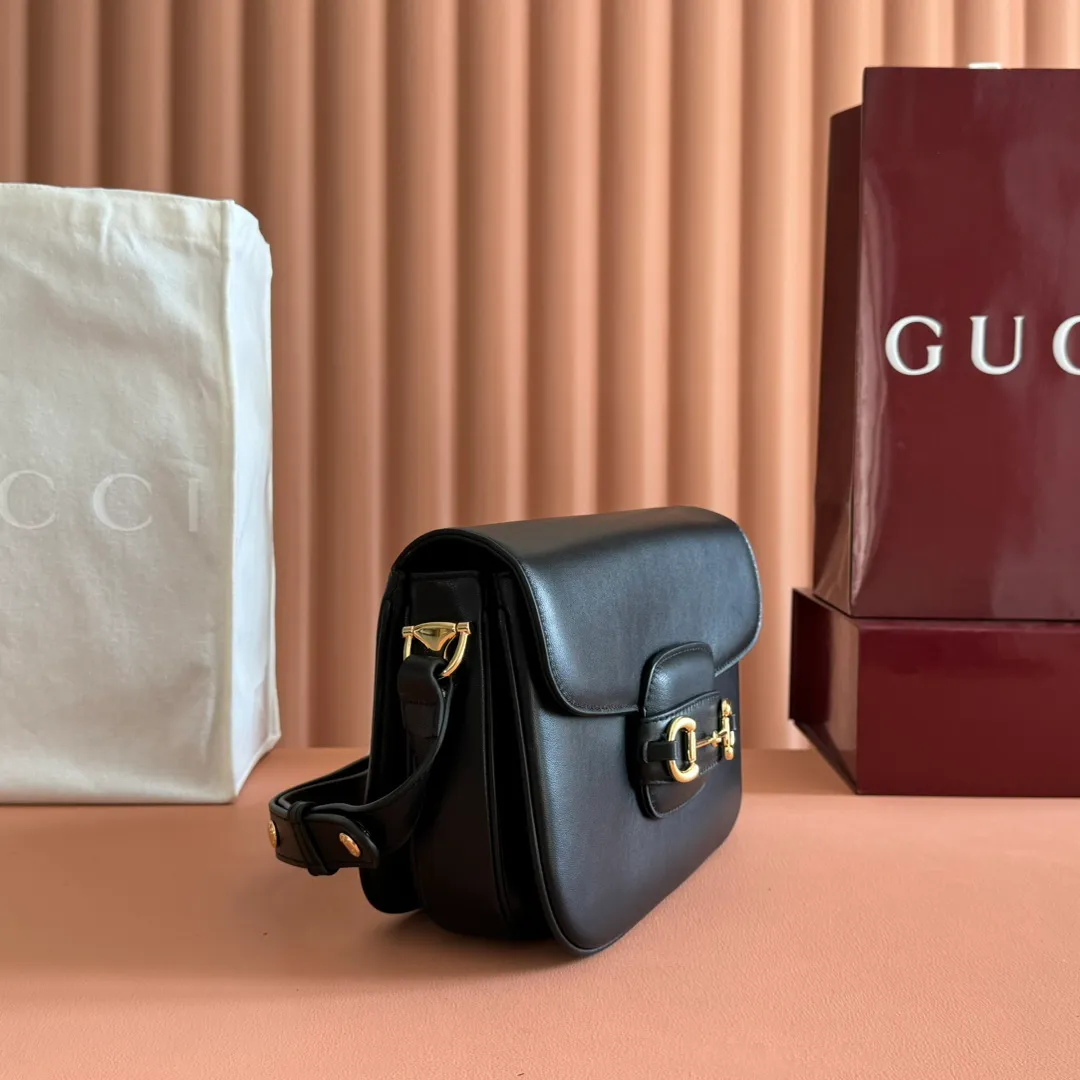 p1580. 💋💋💋【With full set of original counter packaging】2025 autumn and winter series, this shoulder bag reproduces the brand's equestrian style design, integrating light golden tone details and smooth soft leather, with double rings and long accessories, adding to the Gucci Horsebit 1955 series. White soft leather Gold-tone hardware White leather lining Horsebit closure Interior: One open pocket Triple-stitched compartments Adjustable shoulder strap Height: 28cm – 50cm; Length: 71cm – 114cm Model number: 847063. Dimensions: 26cm (width) x 17.5cm (height) x 10cm (depth) Weight: approx. 0.85kg Color: Black soft leather. Made in Italy
