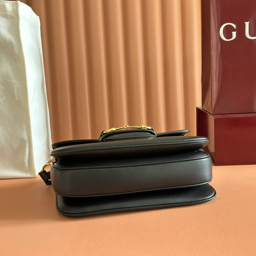 p1580. 💋💋💋【With full set of original counter packaging】2025 autumn and winter series, this shoulder bag reproduces the brand's equestrian style design, integrating light golden tone details and smooth soft leather, with double rings and long accessories, adding to the Gucci Horsebit 1955 series. White soft leather Gold-tone hardware White leather lining Horsebit closure Interior: One open pocket Triple-stitched compartments Adjustable shoulder strap Height: 28cm – 50cm; Length: 71cm – 114cm Model number: 847063. Dimensions: 26cm (width) x 17.5cm (height) x 10cm (depth) Weight: approx. 0.85kg Color: Black soft leather. Made in Italy