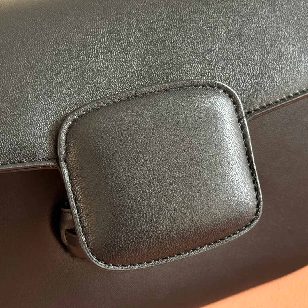 p1580. 💋💋💋【With full set of original counter packaging】2025 autumn and winter series, this shoulder bag reproduces the brand's equestrian style design, integrating light golden tone details and smooth soft leather, with double rings and long accessories, adding to the Gucci Horsebit 1955 series. White soft leather Gold-tone hardware White leather lining Horsebit closure Interior: One open pocket Triple-stitched compartments Adjustable shoulder strap Height: 28cm – 50cm; Length: 71cm – 114cm Model number: 847063. Dimensions: 26cm (width) x 17.5cm (height) x 10cm (depth) Weight: approx. 0.85kg Color: Black soft leather. Made in Italy