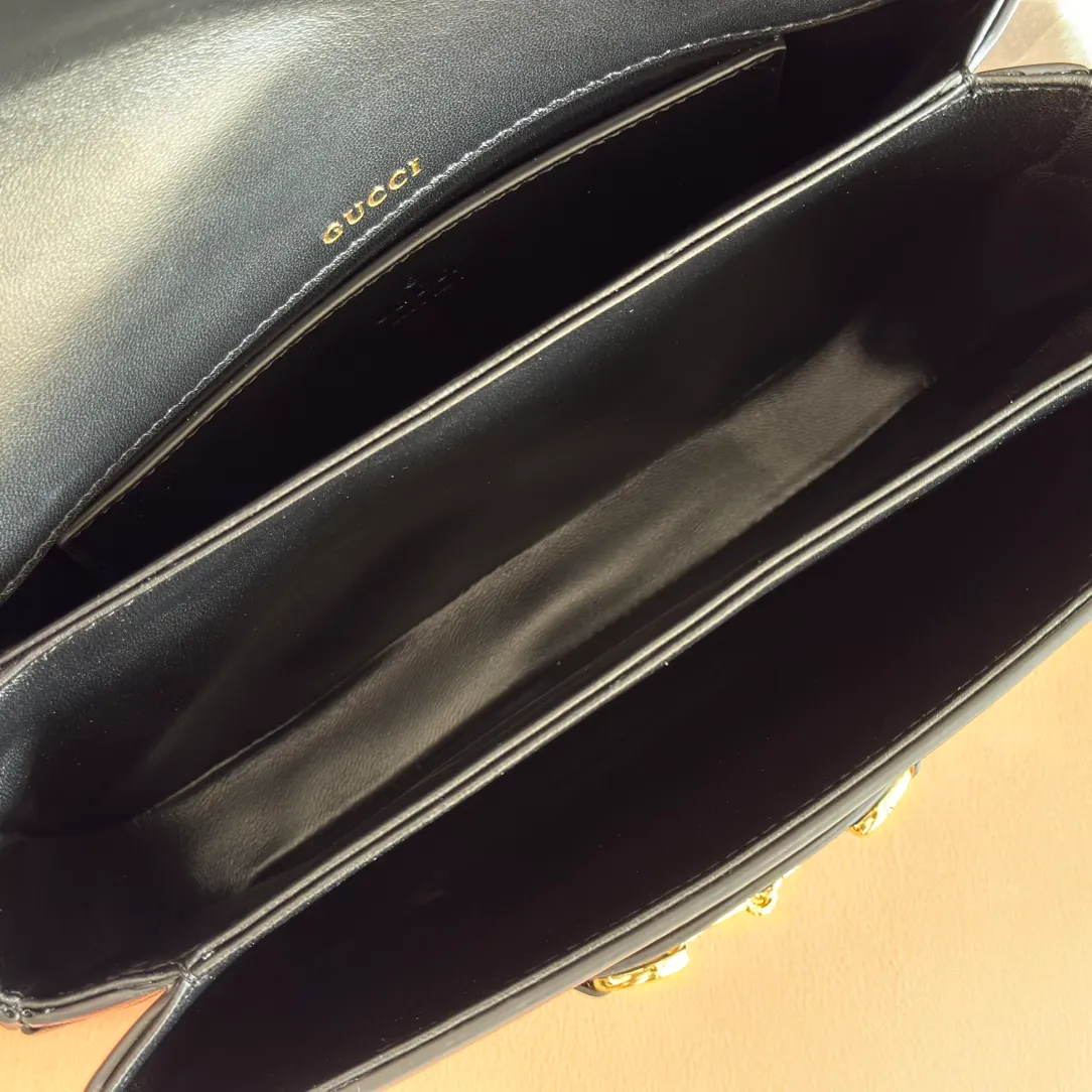p1580. 💋💋💋【With full set of original counter packaging】2025 autumn and winter series, this shoulder bag reproduces the brand's equestrian style design, integrating light golden tone details and smooth soft leather, with double rings and long accessories, adding to the Gucci Horsebit 1955 series. White soft leather Gold-tone hardware White leather lining Horsebit closure Interior: One open pocket Triple-stitched compartments Adjustable shoulder strap Height: 28cm – 50cm; Length: 71cm – 114cm Model number: 847063. Dimensions: 26cm (width) x 17.5cm (height) x 10cm (depth) Weight: approx. 0.85kg Color: Black soft leather. Made in Italy