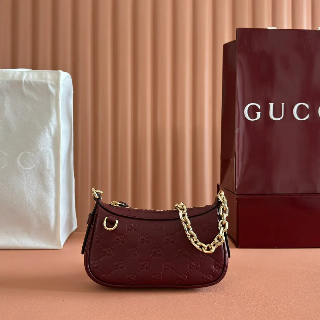 p900. 💋💋💋《With full set of original factory counter packaging》‼ ️【New Product】2025 Autumn and Winter Series, this small shoulder bag adopts a round silhouette with gold-tone accessories and chain straps, highlighting the style of the GG Emblem series. It features a zipper closure, an interior card pocket, and a cotton and linen lining for a refined feel. Gucci black (Rosso Ancora) GG printed embossed calf leather Gold tone accessories Gucci black (Rosso Ancora) cotton and linen lining The bag pictured is sold separately and does not come with the bag charm. Interior: card pocket, chain shoulder strap (23cm high), zipper closure. Model number: 847091. Dimensions: 19cm (bottom width) x 16.5cm (top width) 12cm (height) x 4cm (bottom depth) x 2.5cm (top depth) Weight: approx. 0.211kg Color: Encore/Embossed. Made in Italy
