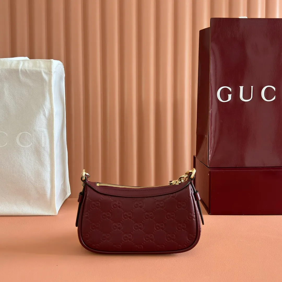 p900. 💋💋💋《With full set of original factory counter packaging》‼ ️【New Product】2025 Autumn and Winter Series, this small shoulder bag adopts a round silhouette with gold-tone accessories and chain straps, highlighting the style of the GG Emblem series. It features a zipper closure, an interior card pocket, and a cotton and linen lining for a refined feel. Gucci black (Rosso Ancora) GG printed embossed calf leather Gold tone accessories Gucci black (Rosso Ancora) cotton and linen lining The bag pictured is sold separately and does not come with the bag charm. Interior: card pocket, chain shoulder strap (23cm high), zipper closure. Model number: 847091. Dimensions: 19cm (bottom width) x 16.5cm (top width) 12cm (height) x 4cm (bottom depth) x 2.5cm (top depth) Weight: approx. 0.211kg Color: Encore/Embossed. Made in Italy