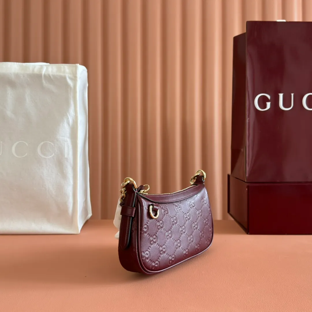 p900. 💋💋💋《With full set of original factory counter packaging》‼ ️【New Product】2025 Autumn and Winter Series, this small shoulder bag adopts a round silhouette with gold-tone accessories and chain straps, highlighting the style of the GG Emblem series. It features a zipper closure, an interior card pocket, and a cotton and linen lining for a refined feel. Gucci black (Rosso Ancora) GG printed embossed calf leather Gold tone accessories Gucci black (Rosso Ancora) cotton and linen lining The bag pictured is sold separately and does not come with the bag charm. Interior: card pocket, chain shoulder strap (23cm high), zipper closure. Model number: 847091. Dimensions: 19cm (bottom width) x 16.5cm (top width) 12cm (height) x 4cm (bottom depth) x 2.5cm (top depth) Weight: approx. 0.211kg Color: Encore/Embossed. Made in Italy