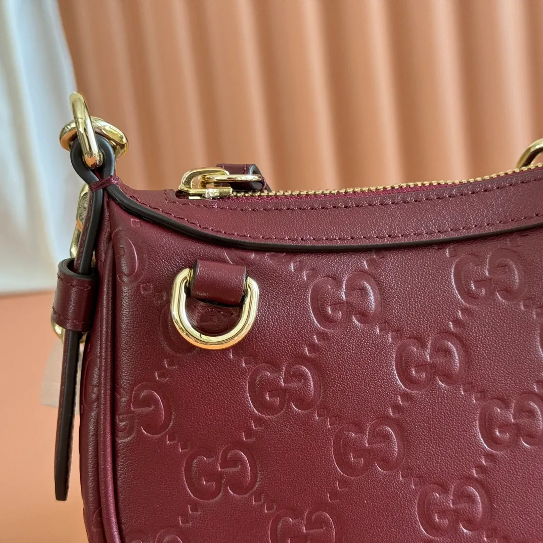 p900. 💋💋💋《With full set of original factory counter packaging》‼ ️【New Product】2025 Autumn and Winter Series, this small shoulder bag adopts a round silhouette with gold-tone accessories and chain straps, highlighting the style of the GG Emblem series. It features a zipper closure, an interior card pocket, and a cotton and linen lining for a refined feel. Gucci black (Rosso Ancora) GG printed embossed calf leather Gold tone accessories Gucci black (Rosso Ancora) cotton and linen lining The bag pictured is sold separately and does not come with the bag charm. Interior: card pocket, chain shoulder strap (23cm high), zipper closure. Model number: 847091. Dimensions: 19cm (bottom width) x 16.5cm (top width) 12cm (height) x 4cm (bottom depth) x 2.5cm (top depth) Weight: approx. 0.211kg Color: Encore/Embossed. Made in Italy