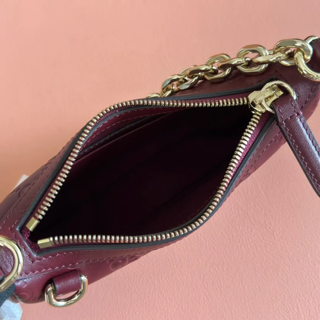 p900. 💋💋💋《With full set of original factory counter packaging》‼ ️【New Product】2025 Autumn and Winter Series, this small shoulder bag adopts a round silhouette with gold-tone accessories and chain straps, highlighting the style of the GG Emblem series. It features a zipper closure, an interior card pocket, and a cotton and linen lining for a refined feel. Gucci black (Rosso Ancora) GG printed embossed calf leather Gold tone accessories Gucci black (Rosso Ancora) cotton and linen lining The bag pictured is sold separately and does not come with the bag charm. Interior: card pocket, chain shoulder strap (23cm high), zipper closure. Model number: 847091. Dimensions: 19cm (bottom width) x 16.5cm (top width) 12cm (height) x 4cm (bottom depth) x 2.5cm (top depth) Weight: approx. 0.211kg Color: Encore/Embossed. Made in Italy