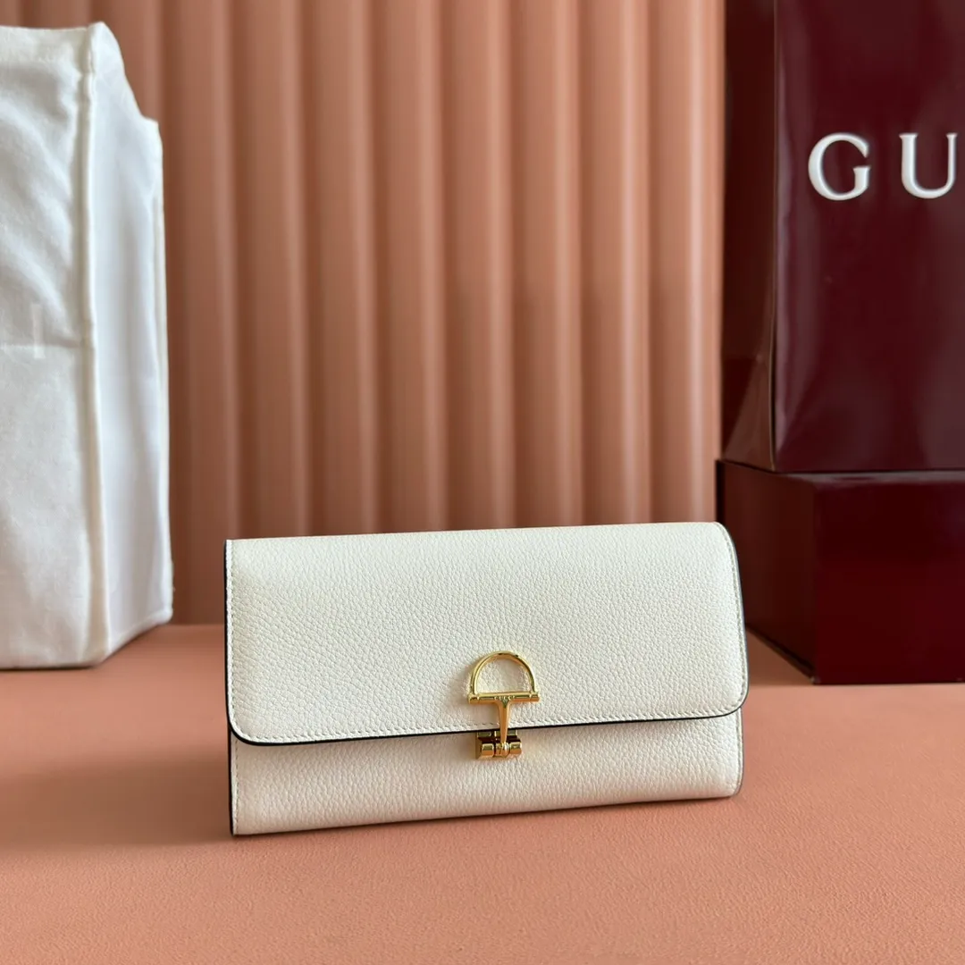 p540. 💋💋💋 Equipped with full counter packaging [New Product] This Gucci Softbit series shoulder bag is ingeniously integrated with the brand's classic equestrian style accessories in the shape of a large half-horse bit. Ankara red grained calfskin. Light gold-tone hardware. Dark brown microfiber lining. Half horsebit buckle. Ident.: 828147. Dimensions: 19x10x3.5cm. Color: white/original leather. Made in Italy