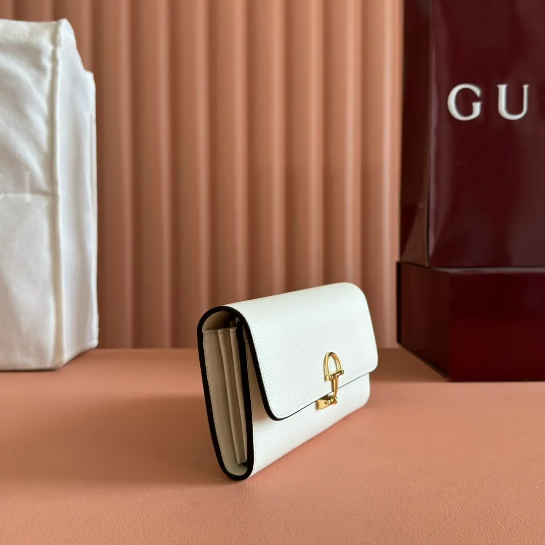 p540. 💋💋💋 Equipped with full counter packaging [New Product] This Gucci Softbit series shoulder bag is ingeniously integrated with the brand's classic equestrian style accessories in the shape of a large half-horse bit. Ankara red grained calfskin. Light gold-tone hardware. Dark brown microfiber lining. Half horsebit buckle. Ident.: 828147. Dimensions: 19x10x3.5cm. Color: white/original leather. Made in Italy