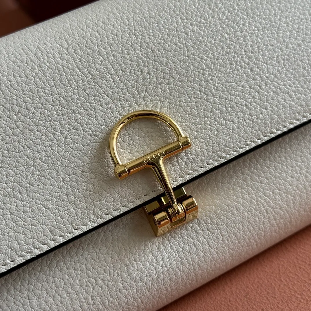 p540. 💋💋💋 Equipped with full counter packaging [New Product] This Gucci Softbit series shoulder bag is ingeniously integrated with the brand's classic equestrian style accessories in the shape of a large half-horse bit. Ankara red grained calfskin. Light gold-tone hardware. Dark brown microfiber lining. Half horsebit buckle. Ident.: 828147. Dimensions: 19x10x3.5cm. Color: white/original leather. Made in Italy