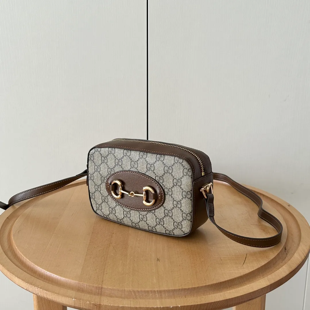 Actual shot #💰260 Style number: 760196 Size: 20✖️13✖️6cm 𝗚𝘂𝗰𝗰𝗶 𝗛𝗼𝗿𝘀𝗲𝗯𝗶𝘁 𝟭𝟵𝟱𝟱 camera bag The classic horsebit and retro style can be matched casually without going wrong. The size is invincible and friendly~ A cute toast bun shape🍞Not too big, not too small, just right! The length of the shoulder strap can be adjusted with a pin buckle for cross-body wear, and the capacity also meets daily needs~