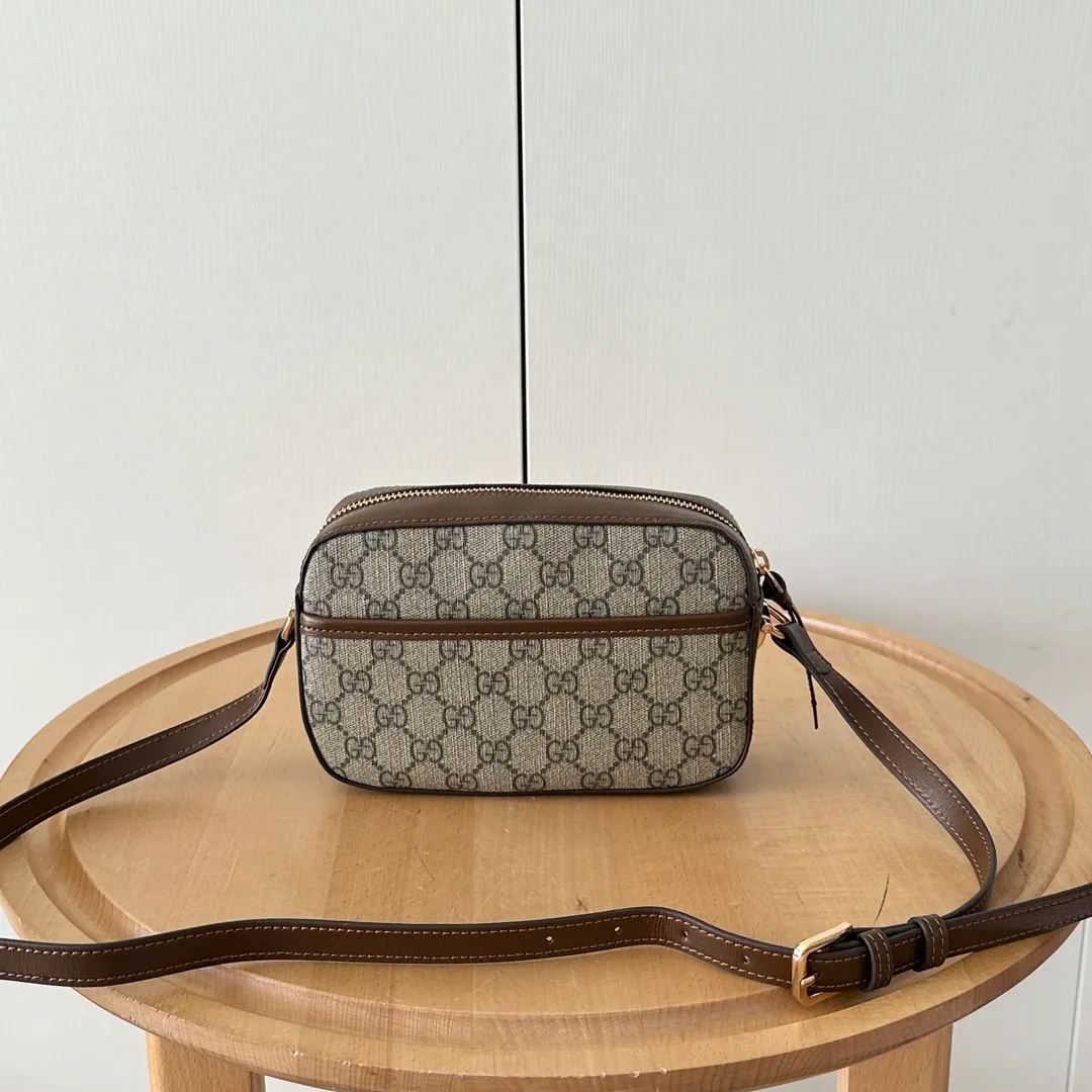 Actual shot #💰260 Style number: 760196 Size: 20✖️13✖️6cm 𝗚𝘂𝗰𝗰𝗶 𝗛𝗼𝗿𝘀𝗲𝗯𝗶𝘁 𝟭𝟵𝟱𝟱 camera bag The classic horsebit and retro style can be matched casually without going wrong. The size is invincible and friendly~ A cute toast bun shape🍞Not too big, not too small, just right! The length of the shoulder strap can be adjusted with a pin buckle for cross-body wear, and the capacity also meets daily needs~