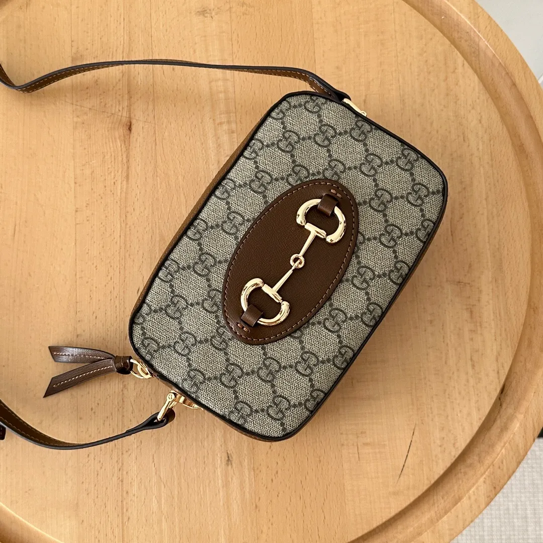 Actual shot #💰260 Style number: 760196 Size: 20✖️13✖️6cm 𝗚𝘂𝗰𝗰𝗶 𝗛𝗼𝗿𝘀𝗲𝗯𝗶𝘁 𝟭𝟵𝟱𝟱 camera bag The classic horsebit and retro style can be matched casually without going wrong. The size is invincible and friendly~ A cute toast bun shape🍞Not too big, not too small, just right! The length of the shoulder strap can be adjusted with a pin buckle for cross-body wear, and the capacity also meets daily needs~