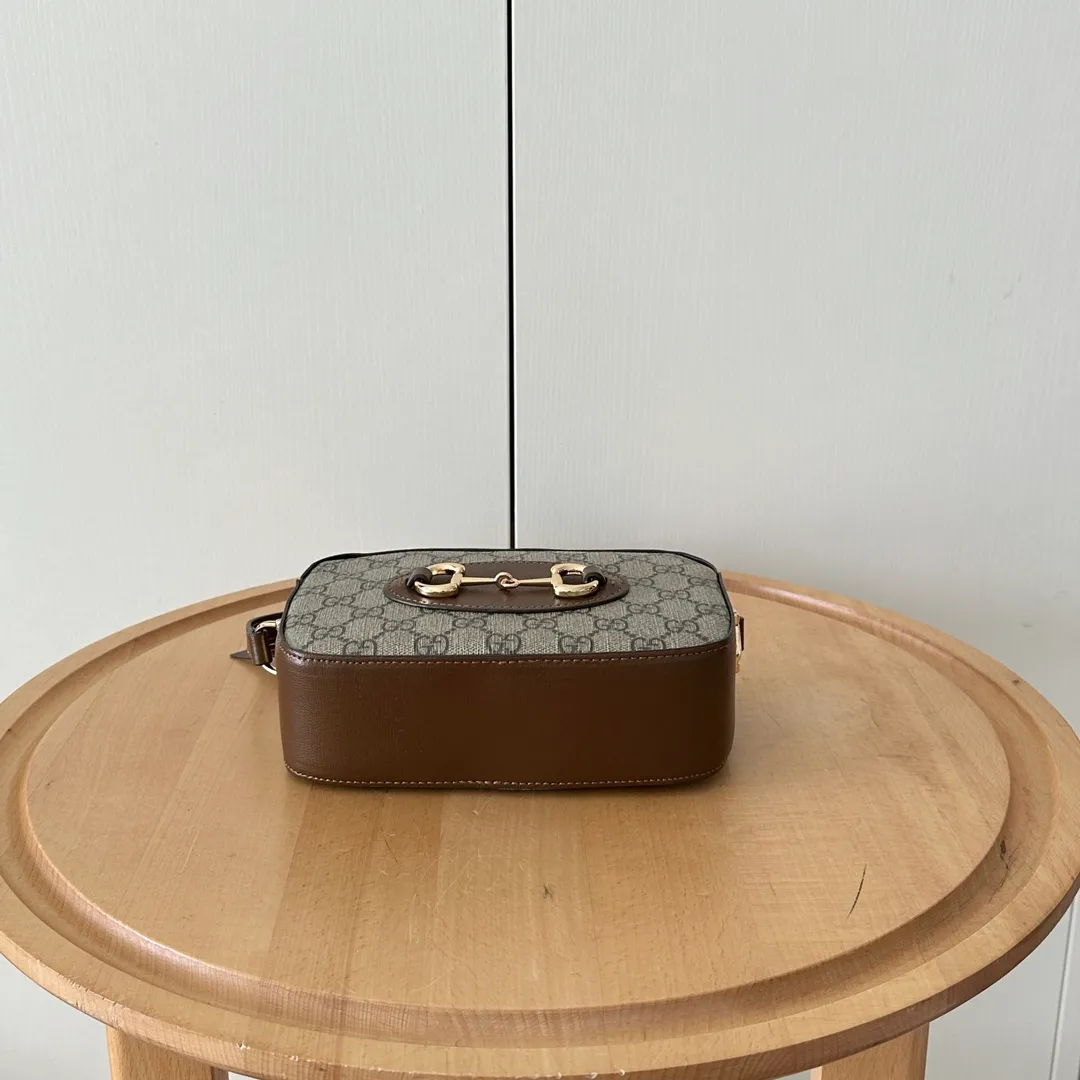 Actual shot #💰260 Style number: 760196 Size: 20✖️13✖️6cm 𝗚𝘂𝗰𝗰𝗶 𝗛𝗼𝗿𝘀𝗲𝗯𝗶𝘁 𝟭𝟵𝟱𝟱 camera bag The classic horsebit and retro style can be matched casually without going wrong. The size is invincible and friendly~ A cute toast bun shape🍞Not too big, not too small, just right! The length of the shoulder strap can be adjusted with a pin buckle for cross-body wear, and the capacity also meets daily needs~