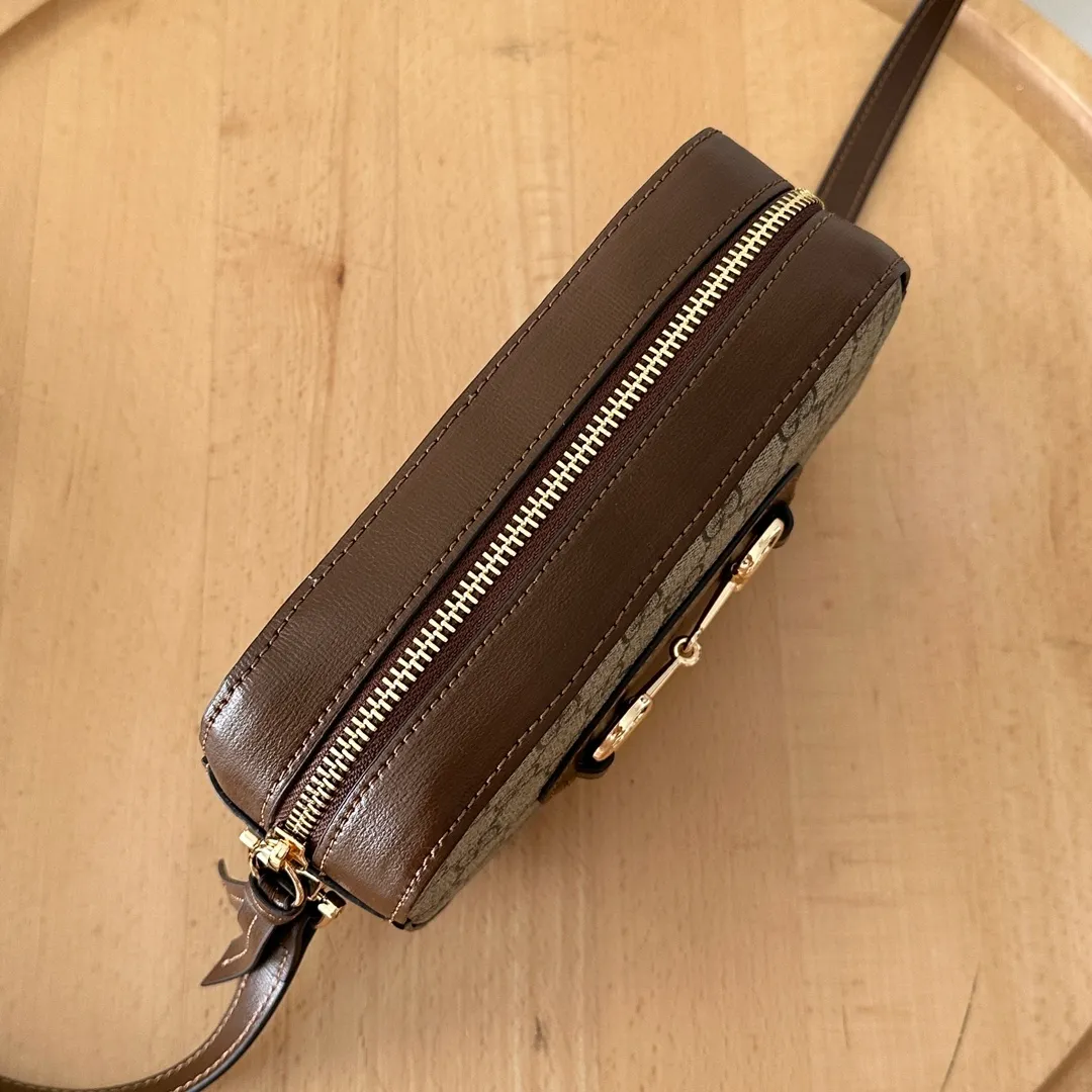 Actual shot #💰260 Style number: 760196 Size: 20✖️13✖️6cm 𝗚𝘂𝗰𝗰𝗶 𝗛𝗼𝗿𝘀𝗲𝗯𝗶𝘁 𝟭𝟵𝟱𝟱 camera bag The classic horsebit and retro style can be matched casually without going wrong. The size is invincible and friendly~ A cute toast bun shape🍞Not too big, not too small, just right! The length of the shoulder strap can be adjusted with a pin buckle for cross-body wear, and the capacity also meets daily needs~