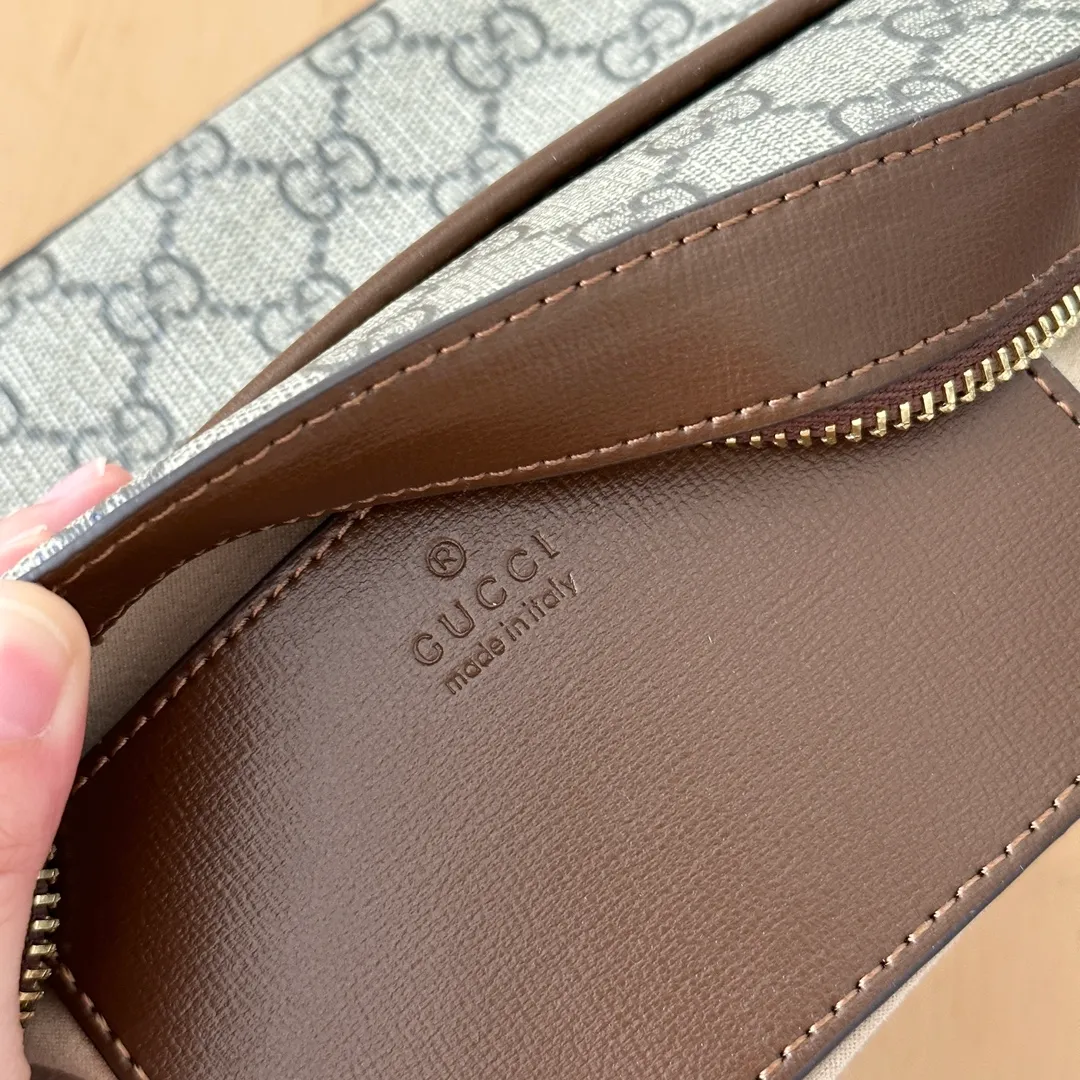 Actual shot #💰260 Style number: 760196 Size: 20✖️13✖️6cm 𝗚𝘂𝗰𝗰𝗶 𝗛𝗼𝗿𝘀𝗲𝗯𝗶𝘁 𝟭𝟵𝟱𝟱 camera bag The classic horsebit and retro style can be matched casually without going wrong. The size is invincible and friendly~ A cute toast bun shape🍞Not too big, not too small, just right! The length of the shoulder strap can be adjusted with a pin buckle for cross-body wear, and the capacity also meets daily needs~