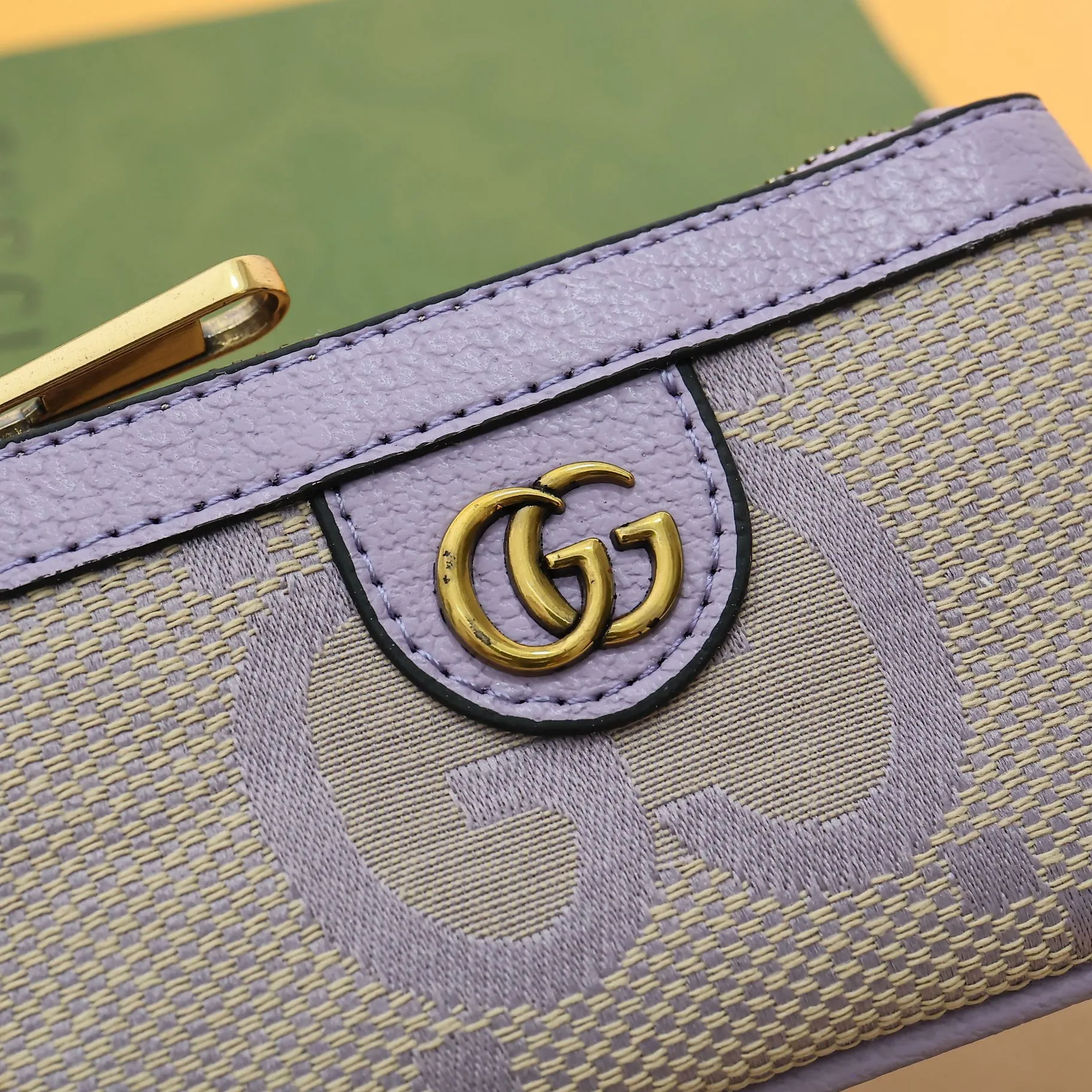 ￥140 GUCCI’s new small coin purse ~ lipstick bag🧃🧃 is made of imported calfskin with embroidered wavy pattern, 🧃🧃 matched with exquisite original factory bronze double G hardware 🧃🧃, flexible and unique hook buckle, small and exquisite, great effect, model: 671722, size: 12.5x7x1.5cm Color: purple cloth/purple U