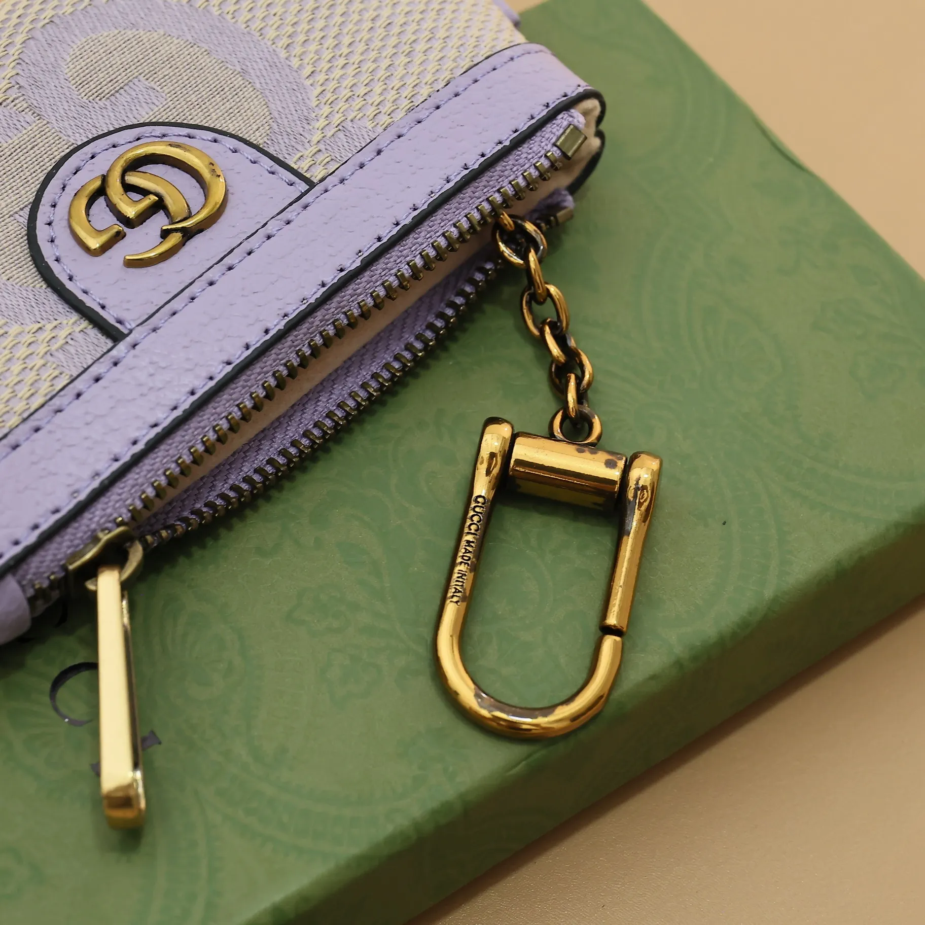 ￥140 GUCCI’s new small coin purse ~ lipstick bag🧃🧃 is made of imported calfskin with embroidered wavy pattern, 🧃🧃 matched with exquisite original factory bronze double G hardware 🧃🧃, flexible and unique hook buckle, small and exquisite, great effect, model: 671722, size: 12.5x7x1.5cm Color: purple cloth/purple U