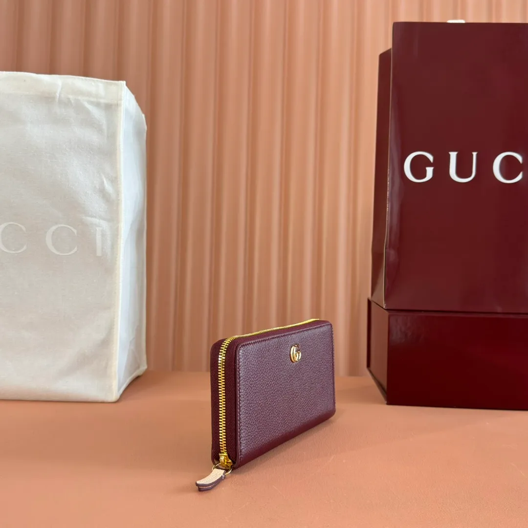 p460. 💋💋💋"With full set of original counter packaging" [New product] Full zipper wallet with small double G metal details. Exquisitely crafted from textured cow leather. Anchor red with light pink cow leather, gold metal hardware, Double G, twelve card compartments and three bill compartments, zippered coin pocket, full zipper closure, weight: approx. 0.23 kg, model number: 456117. Dimensions: 10.5cm (Length) x 19cm (Width) x 2cm (Thickness) Color: Anchor Red/Light Pink. Made in Italy