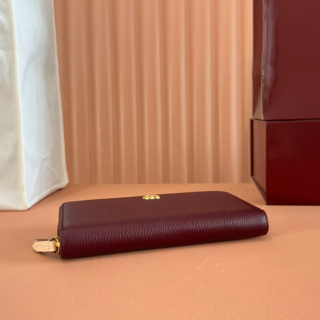 p460. 💋💋💋"With full set of original counter packaging" [New product] Full zipper wallet with small double G metal details. Exquisitely crafted from textured cow leather. Anchor red with light pink cow leather, gold metal hardware, Double G, twelve card compartments and three bill compartments, zippered coin pocket, full zipper closure, weight: approx. 0.23 kg, model number: 456117. Dimensions: 10.5cm (Length) x 19cm (Width) x 2cm (Thickness) Color: Anchor Red/Light Pink. Made in Italy