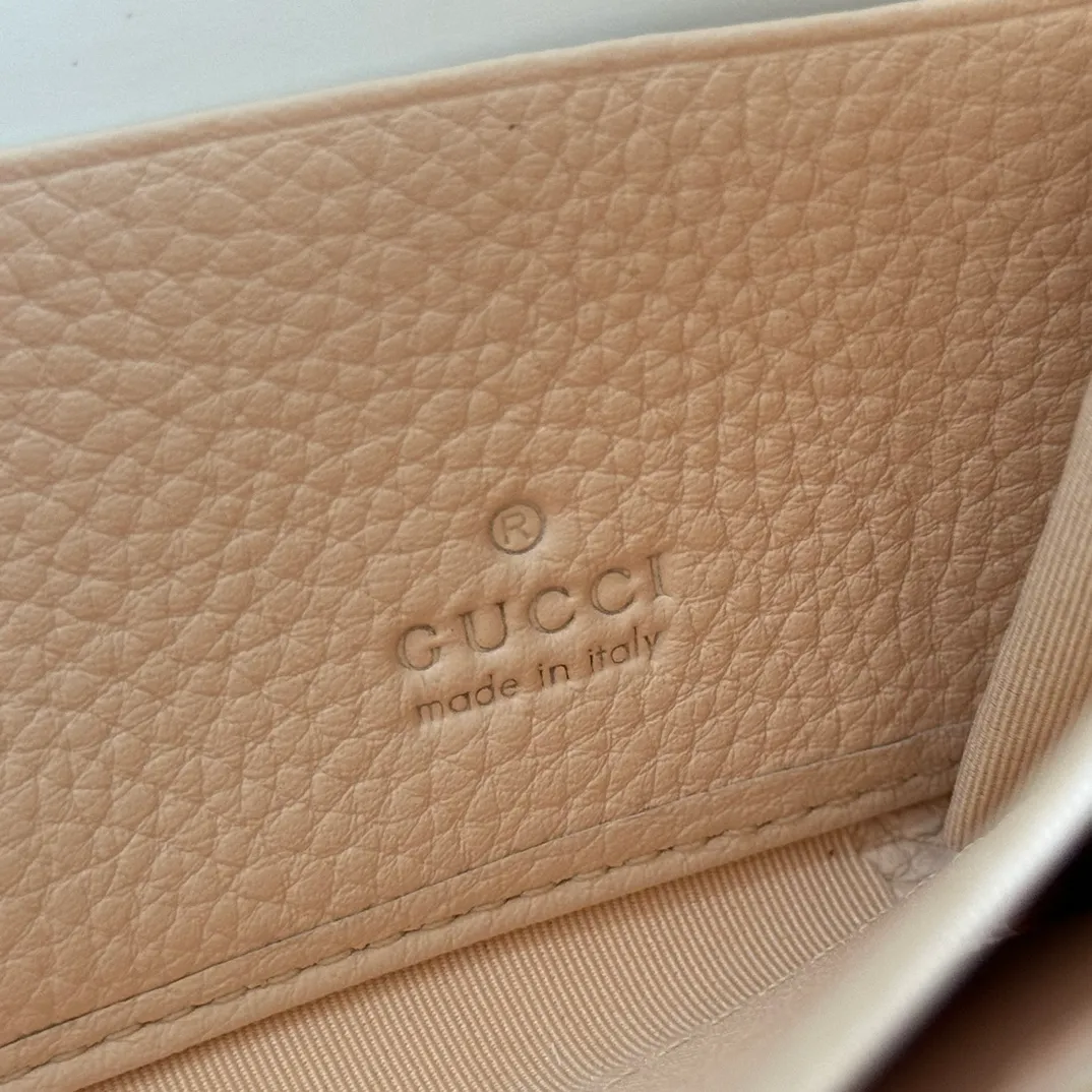 p460. 💋💋💋"With full set of original counter packaging" [New product] Full zipper wallet with small double G metal details. Exquisitely crafted from textured cow leather. Anchor red with light pink cow leather, gold metal hardware, Double G, twelve card compartments and three bill compartments, zippered coin pocket, full zipper closure, weight: approx. 0.23 kg, model number: 456117. Dimensions: 10.5cm (Length) x 19cm (Width) x 2cm (Thickness) Color: Anchor Red/Light Pink. Made in Italy