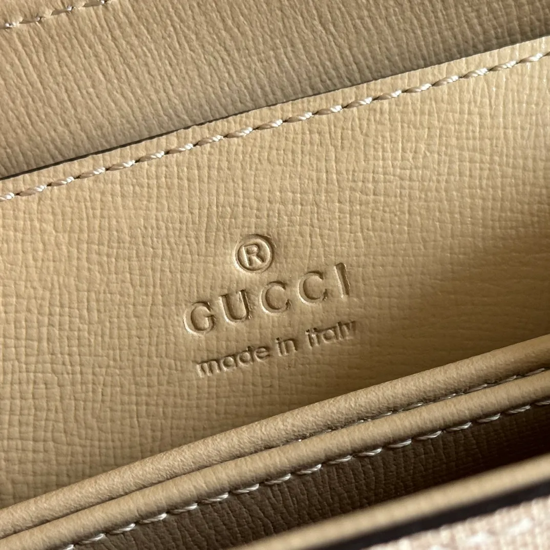 p1480. 📣📣📣【Original leather accessories🌈Full set of counter packaging】🔥🔥Introduction: The 1955 new fashion series tells moving stories with colors. Supreme is a representative fabric of the brand, inspired by archive designs from the 1930s. The classic brown and ebony designs have been reinterpreted to convey the brand's timeless design essence. This pattern has also become the iconic highlight of this 1955 series mini shoulder bag. The material is made of counter-quality PVC material with high-density webbing, and high-end smooth vintage bronze hardware on the market. Model: 703848. Dimensions: 22x16x10.5cm.