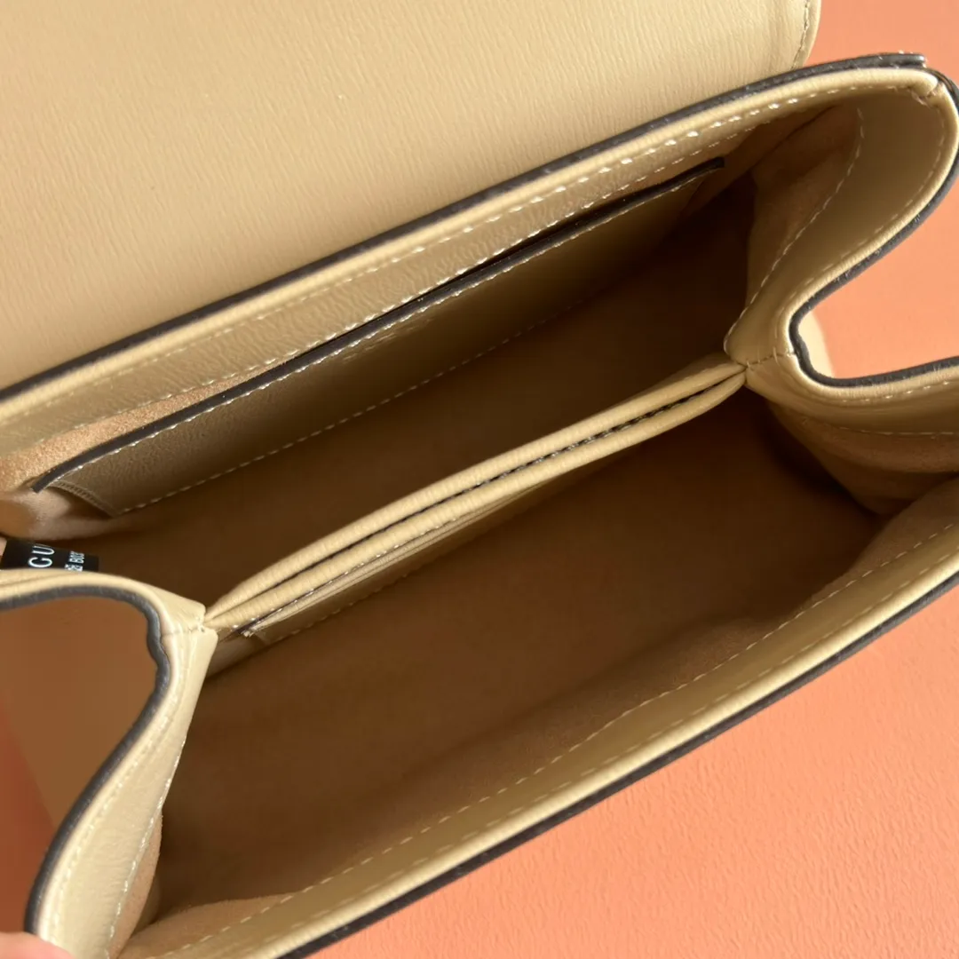 p1480. 📣📣📣【Original leather accessories🌈Full set of counter packaging】🔥🔥Introduction: The 1955 new fashion series tells moving stories with colors. Supreme is a representative fabric of the brand, inspired by archive designs from the 1930s. The classic brown and ebony designs have been reinterpreted to convey the brand's timeless design essence. This pattern has also become the iconic highlight of this 1955 series mini shoulder bag. The material is made of counter-quality PVC material with high-density webbing, and high-end smooth vintage bronze hardware on the market. Model: 703848. Dimensions: 22x16x10.5cm.