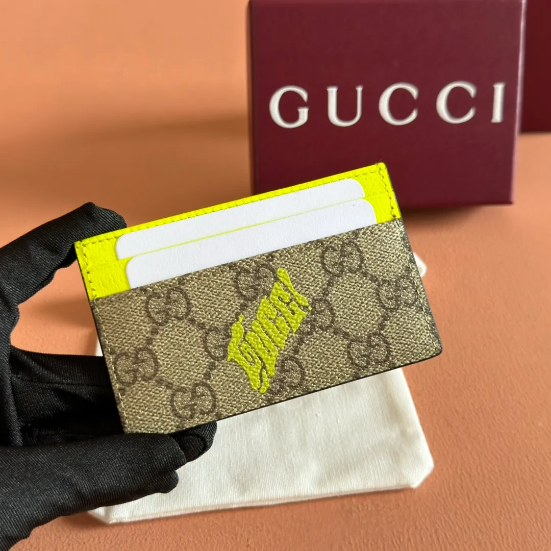 p300. 💋💋"With full set of original counter packaging"💋💋[New Product] In the 2025 early autumn series, Chinese artist Currynew reinterprets the brand logo, adding color to men's ready-to-wear, leather goods and accessories. This two-tone card holder is crafted from coated fabric with the classic GG monogram pattern, cleverly incorporating Gucci prints and contrasting leather piping, making the entire design richer. Beige and dark brown classic GG monogram coated fabric Emerald green leather trim Gucci print Currynew art Moire fabric lining 4 card compartments, 1 open pocket Model number: 835322. Dimensions: 11cm (width) x 7cm (height) Weight: approx. 60g Color: brown/fluorescent green Made in Italy