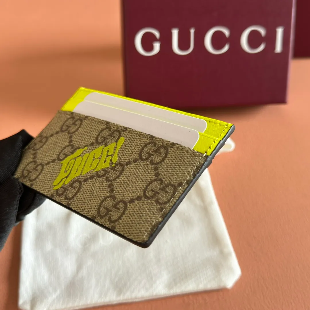 p300. 💋💋"With full set of original counter packaging"💋💋[New Product] In the 2025 early autumn series, Chinese artist Currynew reinterprets the brand logo, adding color to men's ready-to-wear, leather goods and accessories. This two-tone card holder is crafted from coated fabric with the classic GG monogram pattern, cleverly incorporating Gucci prints and contrasting leather piping, making the entire design richer. Beige and dark brown classic GG monogram coated fabric Emerald green leather trim Gucci print Currynew art Moire fabric lining 4 card compartments, 1 open pocket Model number: 835322. Dimensions: 11cm (width) x 7cm (height) Weight: approx. 60g Color: brown/fluorescent green Made in Italy