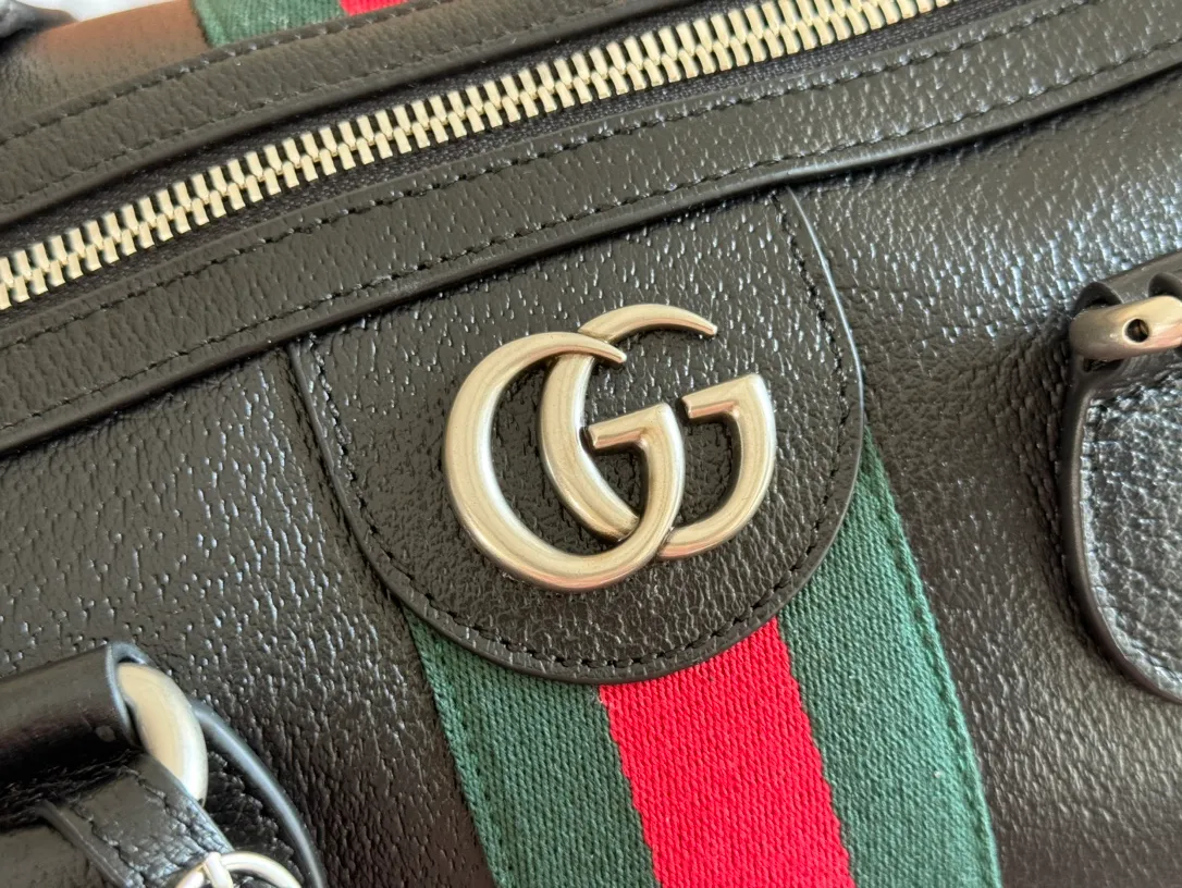 p2040. 💋💋💋"With full set of original gift bag packaging" [New Product] The Gucci Savoy series is an ingenious combination of beige and dark brown colors, with classic silhouettes and soft-touch fabrics. This travel bag is made of coated fabric with a GG monogram pattern and is intricately embellished with the Double G logo and webbing details. Beige and dark brown GG monogram coated fabric Dark brown leather piping Gold-toned hardware Green linen cotton blend lining Double G Web detail Capacity: 28 liters Interior: One zip pocket External: One removable bellman ID tag, one lock, one keychain Handle height: 12 cm Removable and adjustable leather shoulder strap (length adjustable between 119 cm and 134 cm) Zip closure Ident No.: 834460. Dimensions: 44cm (W) x 29cm (H) x 25cm (D) Weight: approx. 2.3kg Colour: Black Made in Italy