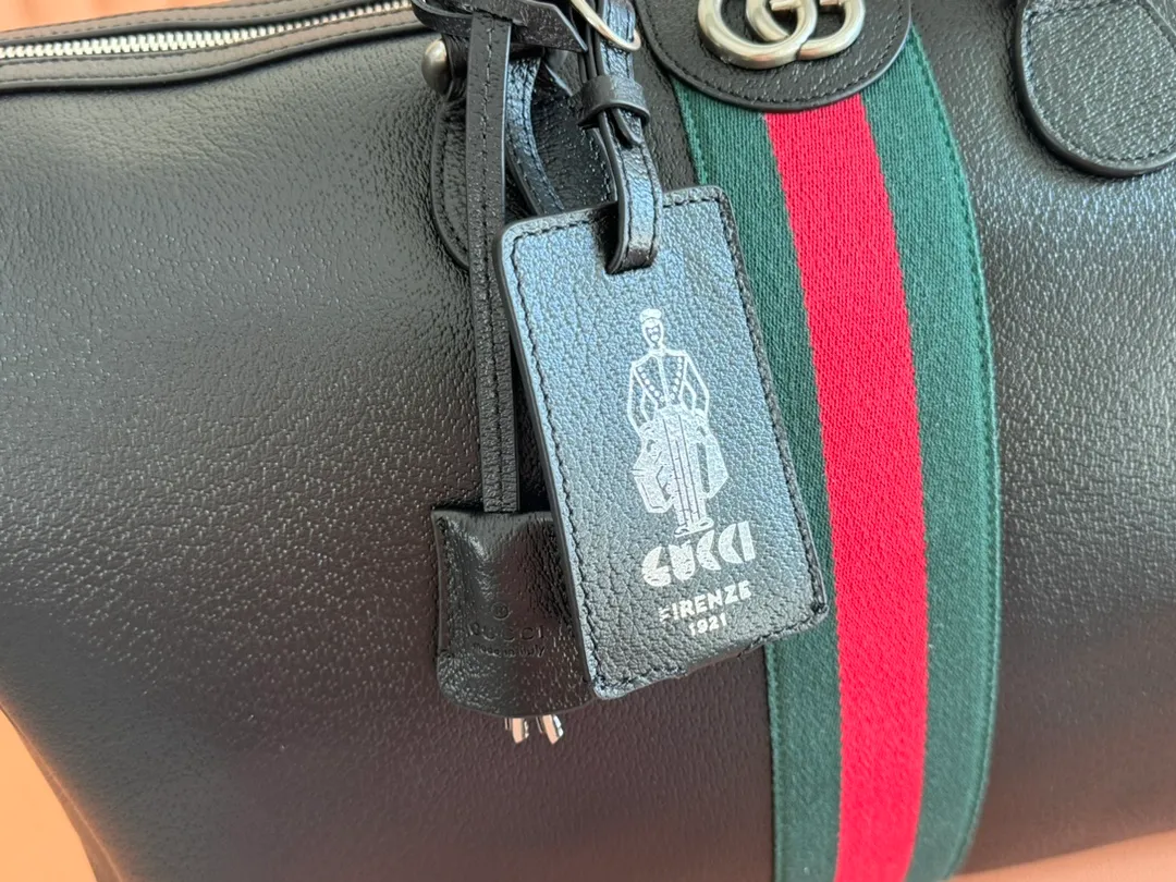 p2040. 💋💋💋"With full set of original gift bag packaging" [New Product] The Gucci Savoy series is an ingenious combination of beige and dark brown colors, with classic silhouettes and soft-touch fabrics. This travel bag is made of coated fabric with a GG monogram pattern and is intricately embellished with the Double G logo and webbing details. Beige and dark brown GG monogram coated fabric Dark brown leather piping Gold-toned hardware Green linen cotton blend lining Double G Web detail Capacity: 28 liters Interior: One zip pocket External: One removable bellman ID tag, one lock, one keychain Handle height: 12 cm Removable and adjustable leather shoulder strap (length adjustable between 119 cm and 134 cm) Zip closure Ident No.: 834460. Dimensions: 44cm (W) x 29cm (H) x 25cm (D) Weight: approx. 2.3kg Colour: Black Made in Italy